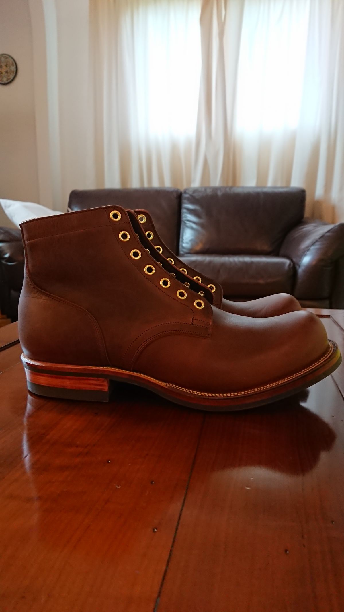 Photo by sowakichi on October 1, 2022 of the Viberg Service Boot in Horween Rowdy Dachshund.