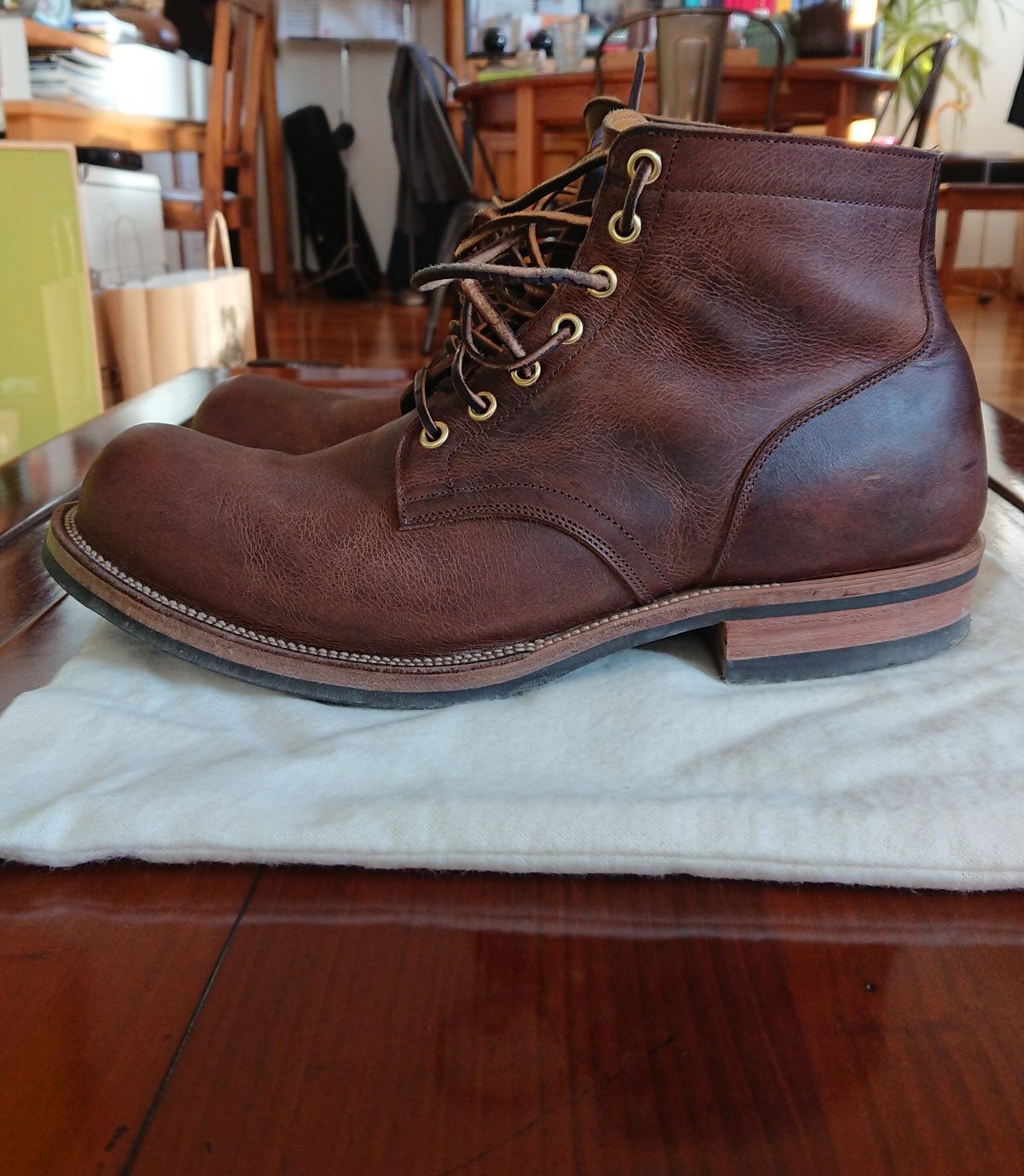 Photo by sowakichi on November 1, 2022 of the Viberg Service Boot in Horween Rowdy Dachshund.