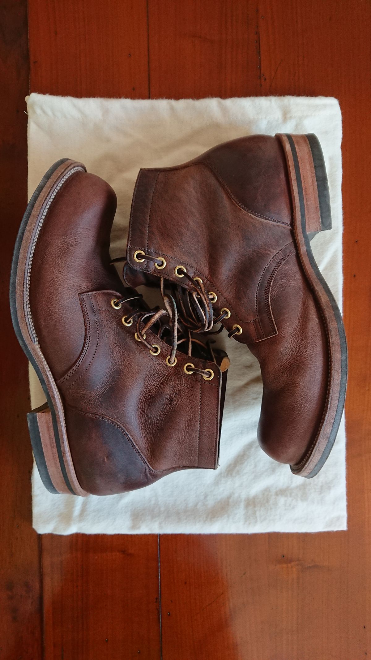 Photo by sowakichi on November 1, 2022 of the Viberg Service Boot in Horween Rowdy Dachshund.