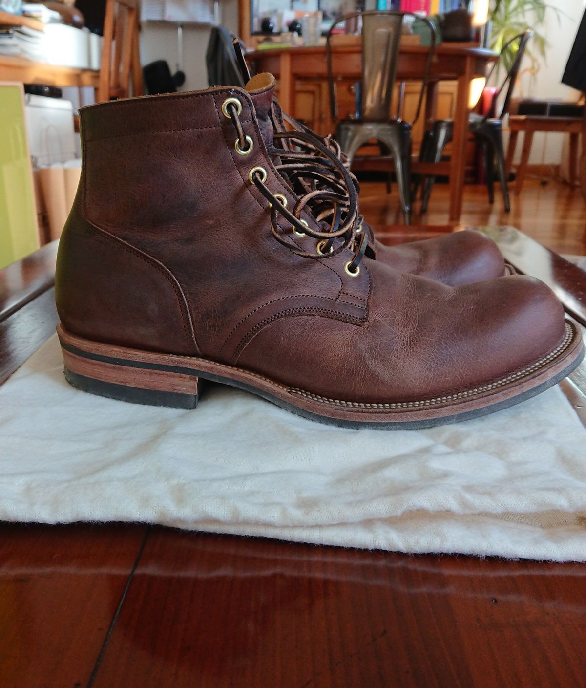 Photo by sowakichi on November 1, 2022 of the Viberg Service Boot in Horween Rowdy Dachshund.