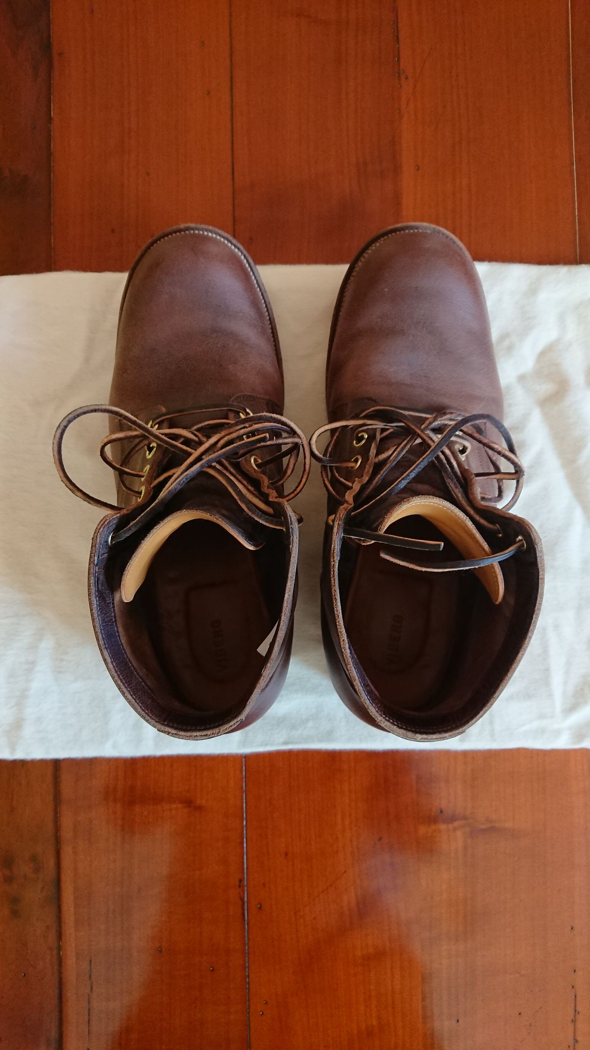 Photo by sowakichi on November 1, 2022 of the Viberg Service Boot in Horween Rowdy Dachshund.