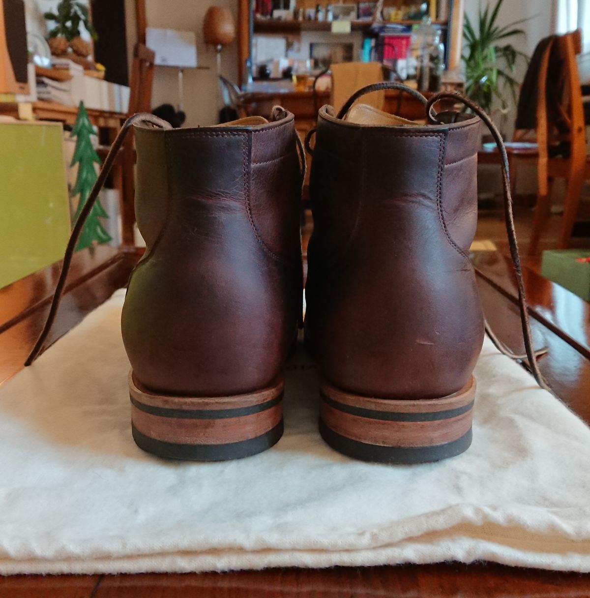 Photo by sowakichi on December 3, 2022 of the Viberg Service Boot in Horween Rowdy Dachshund.