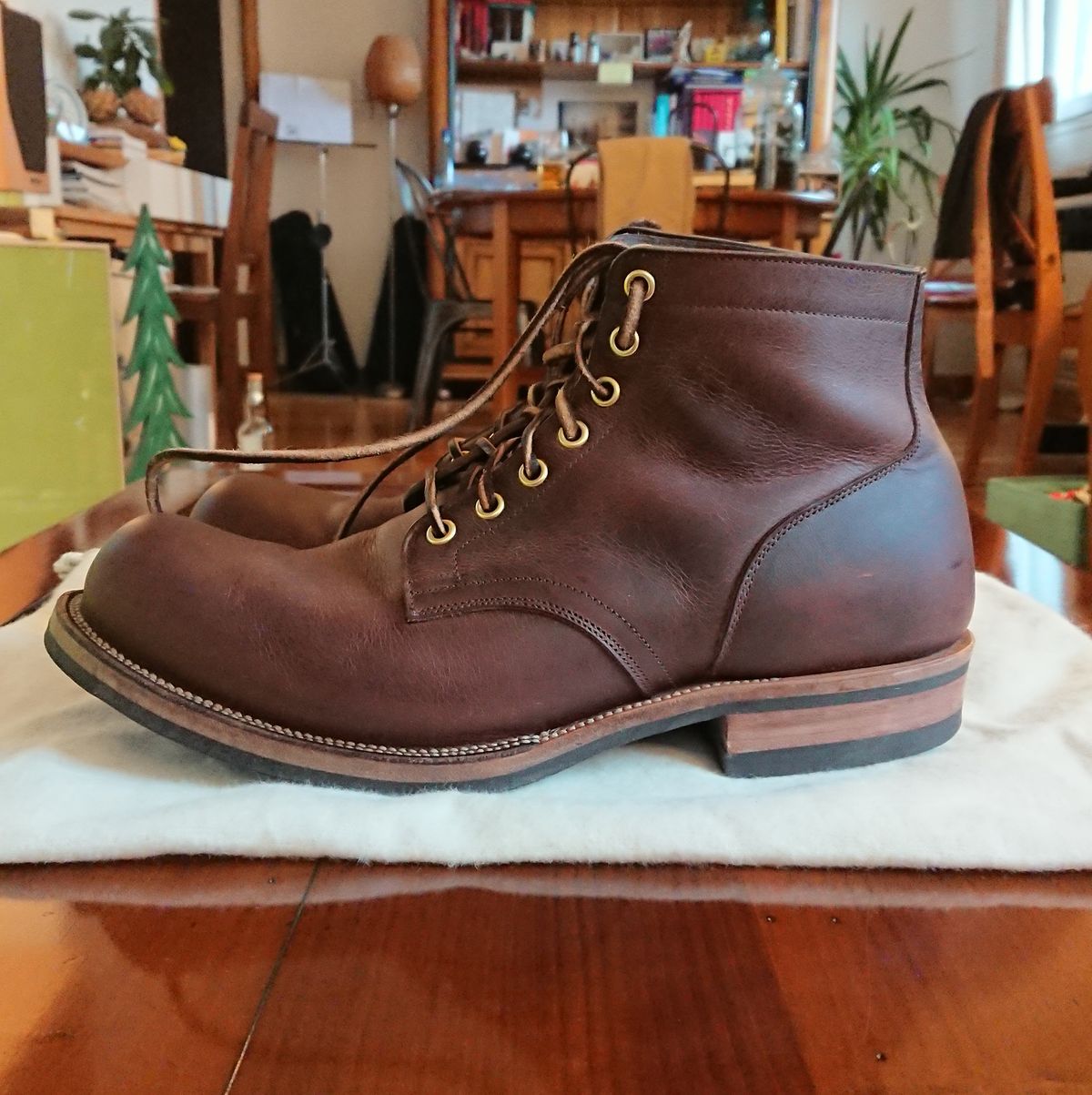 Photo by sowakichi on December 3, 2022 of the Viberg Service Boot in Horween Rowdy Dachshund.