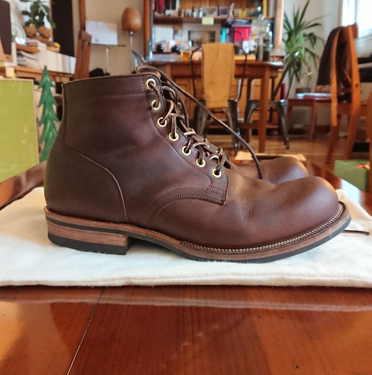 Photo by sowakichi on December 3, 2022 of the Viberg Service Boot in Horween Rowdy Dachshund.