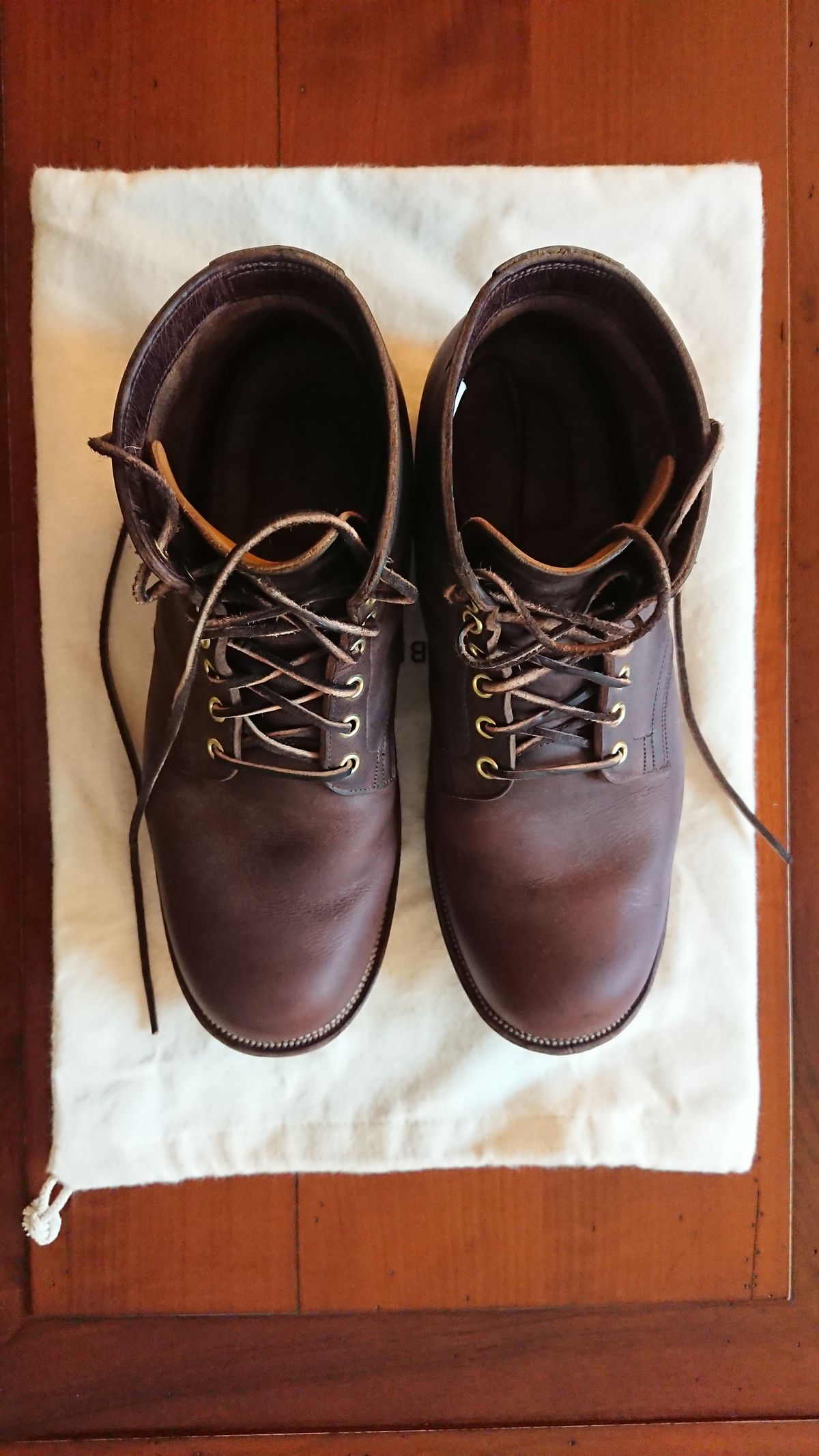 Photo by sowakichi on December 3, 2022 of the Viberg Service Boot in Horween Rowdy Dachshund.