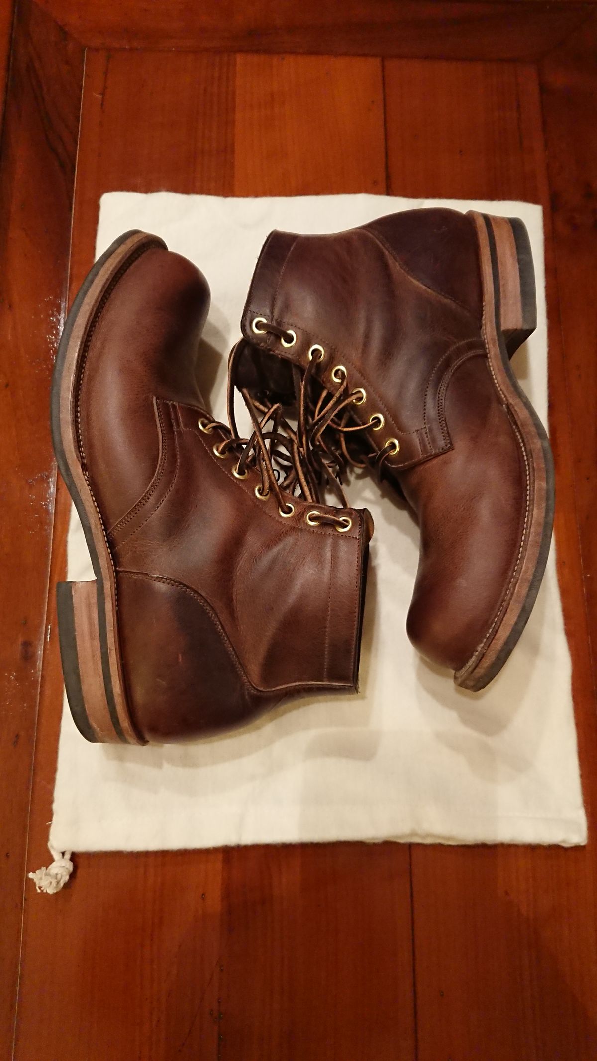 Photo by sowakichi on January 2, 2023 of the Viberg Service Boot in Horween Rowdy Dachshund.