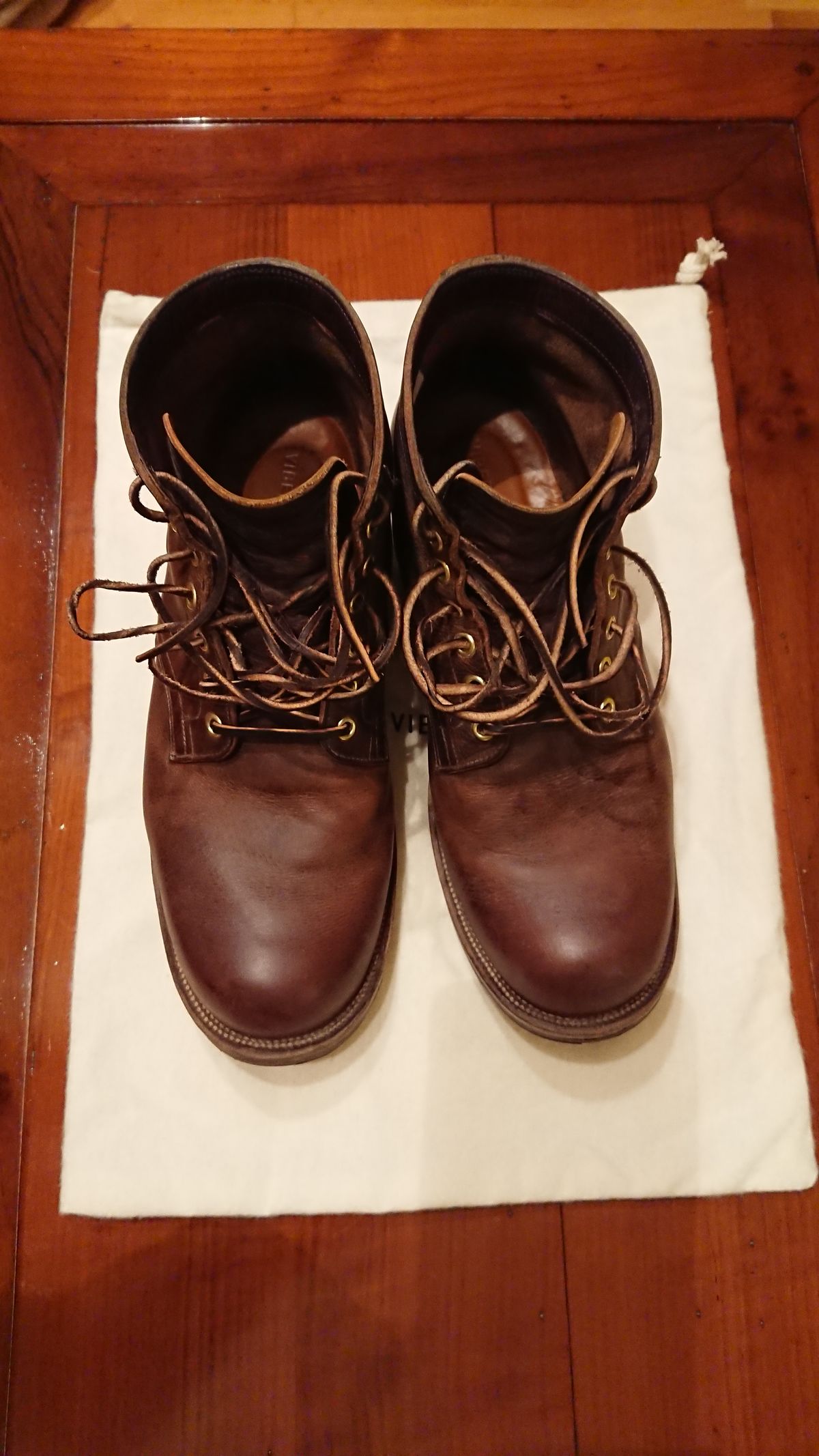 Photo by sowakichi on January 2, 2023 of the Viberg Service Boot in Horween Rowdy Dachshund.