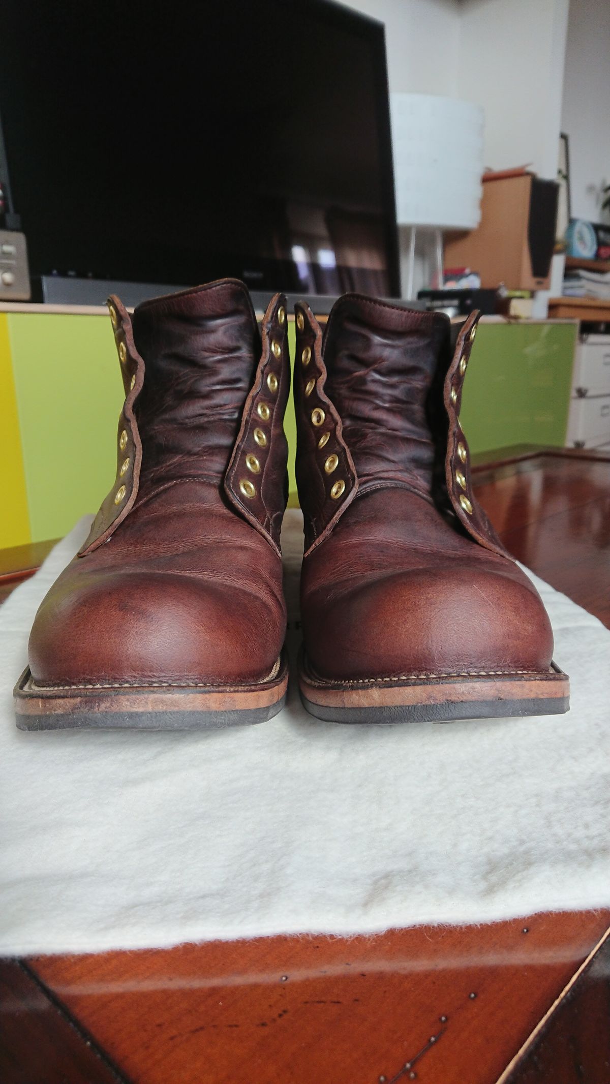 Photo by sowakichi on March 4, 2023 of the Viberg Service Boot in Horween Rowdy Dachshund.