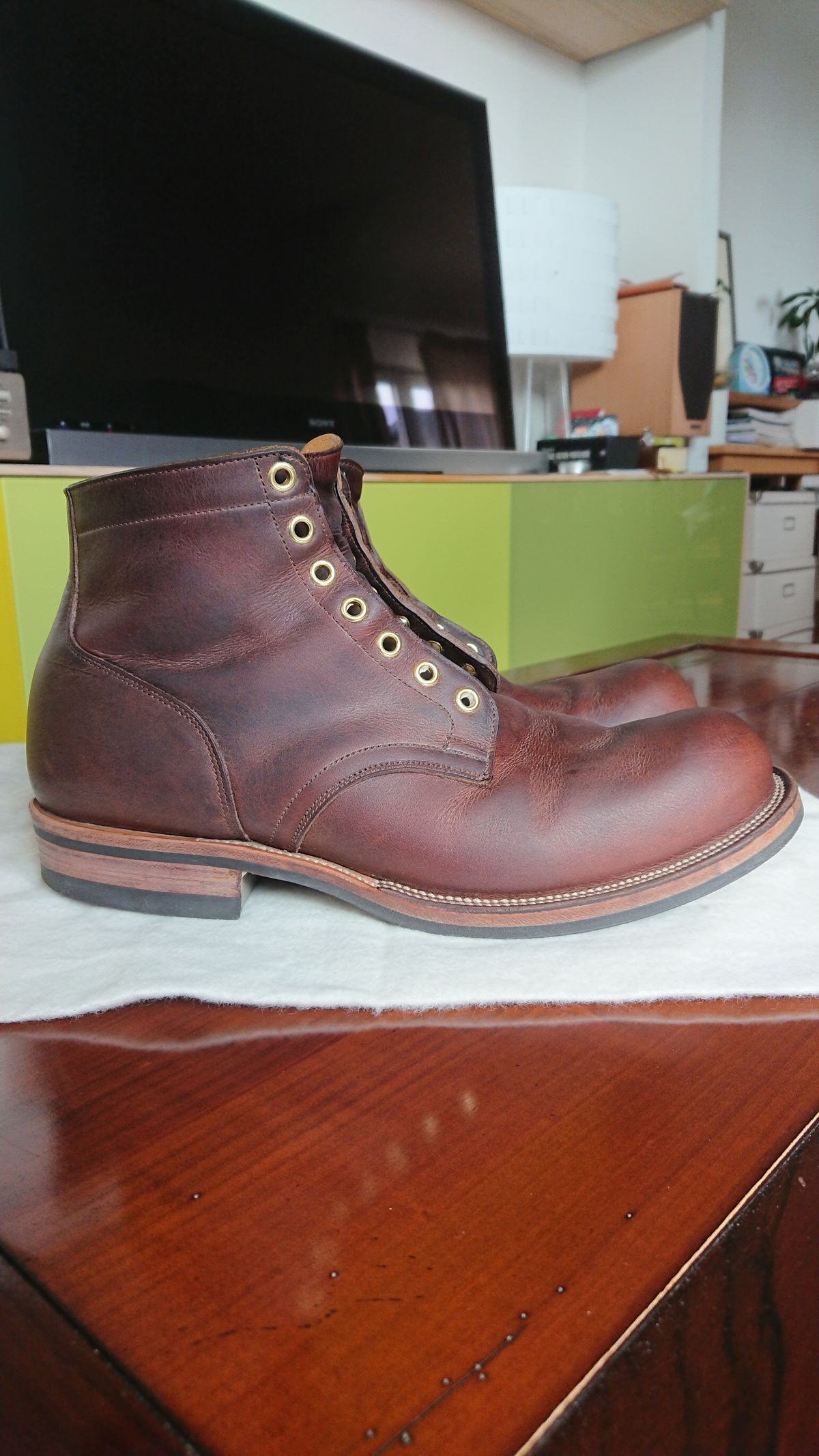 Photo by sowakichi on March 4, 2023 of the Viberg Service Boot in Horween Rowdy Dachshund.