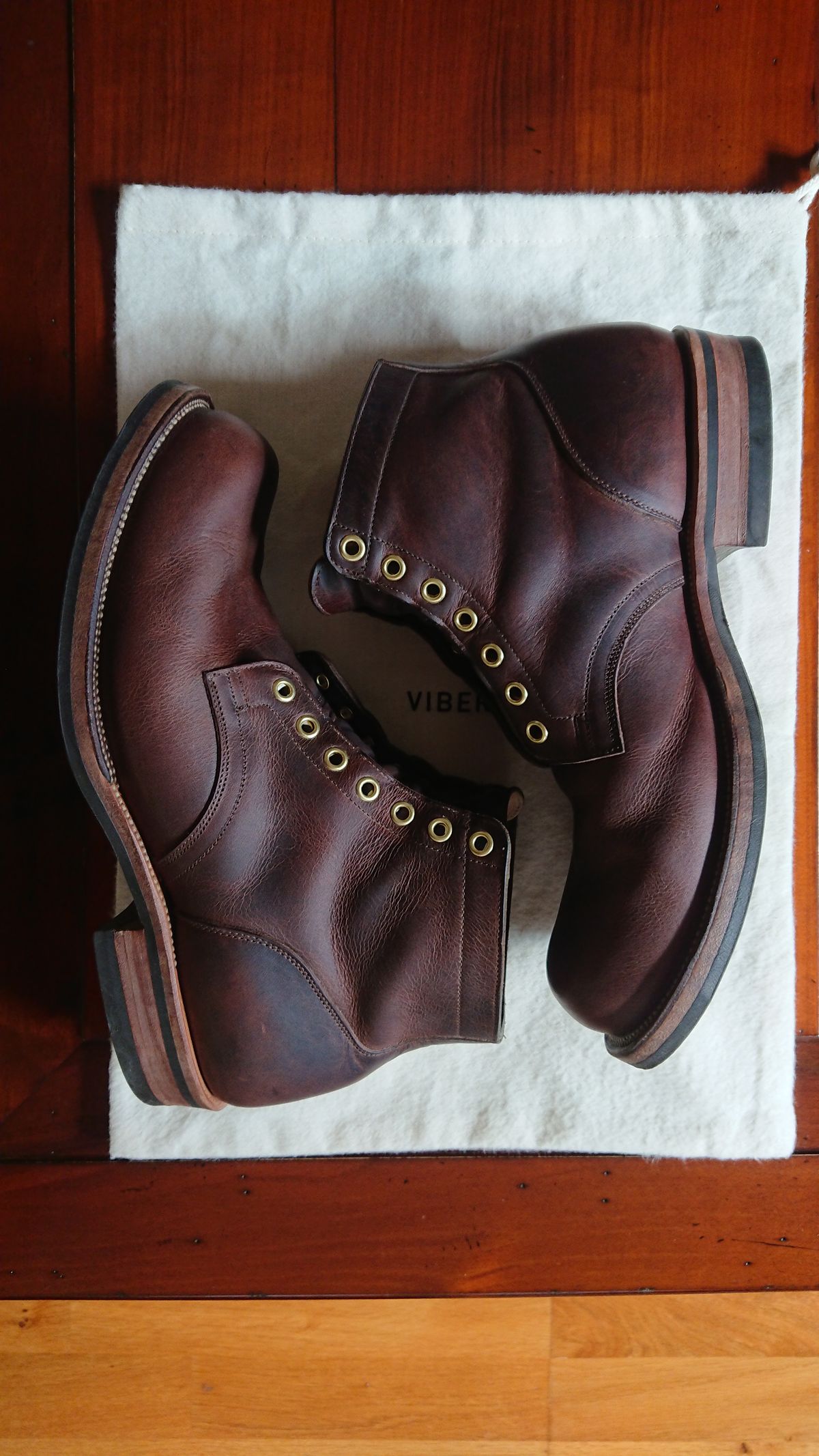 Photo by sowakichi on March 4, 2023 of the Viberg Service Boot in Horween Rowdy Dachshund.