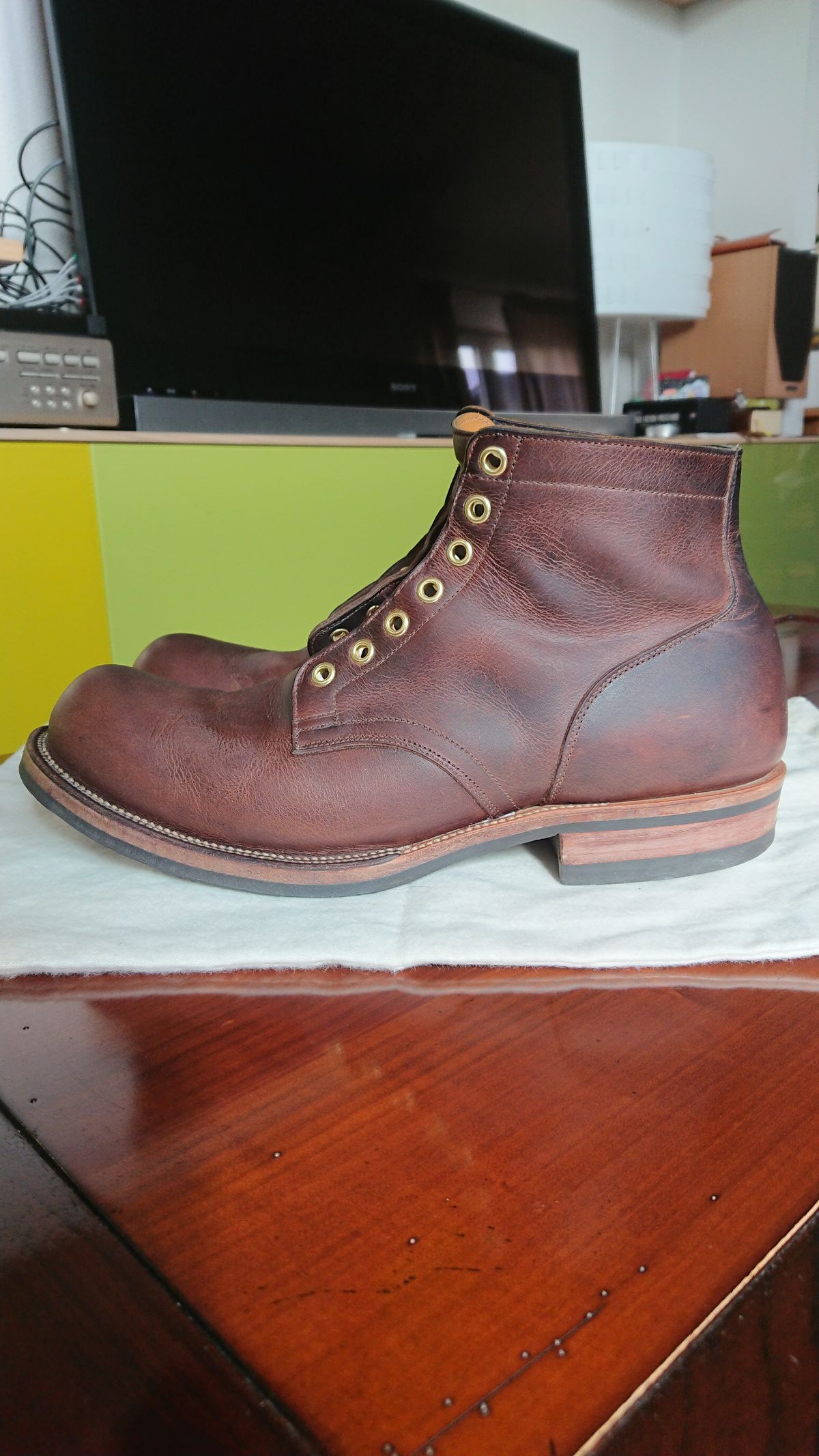 Photo by sowakichi on March 4, 2023 of the Viberg Service Boot in Horween Rowdy Dachshund.