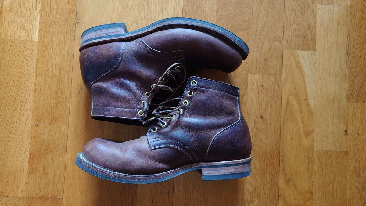 Photo by sowakichi on May 19, 2024 of the Viberg Service Boot in Horween Rowdy Dachshund.