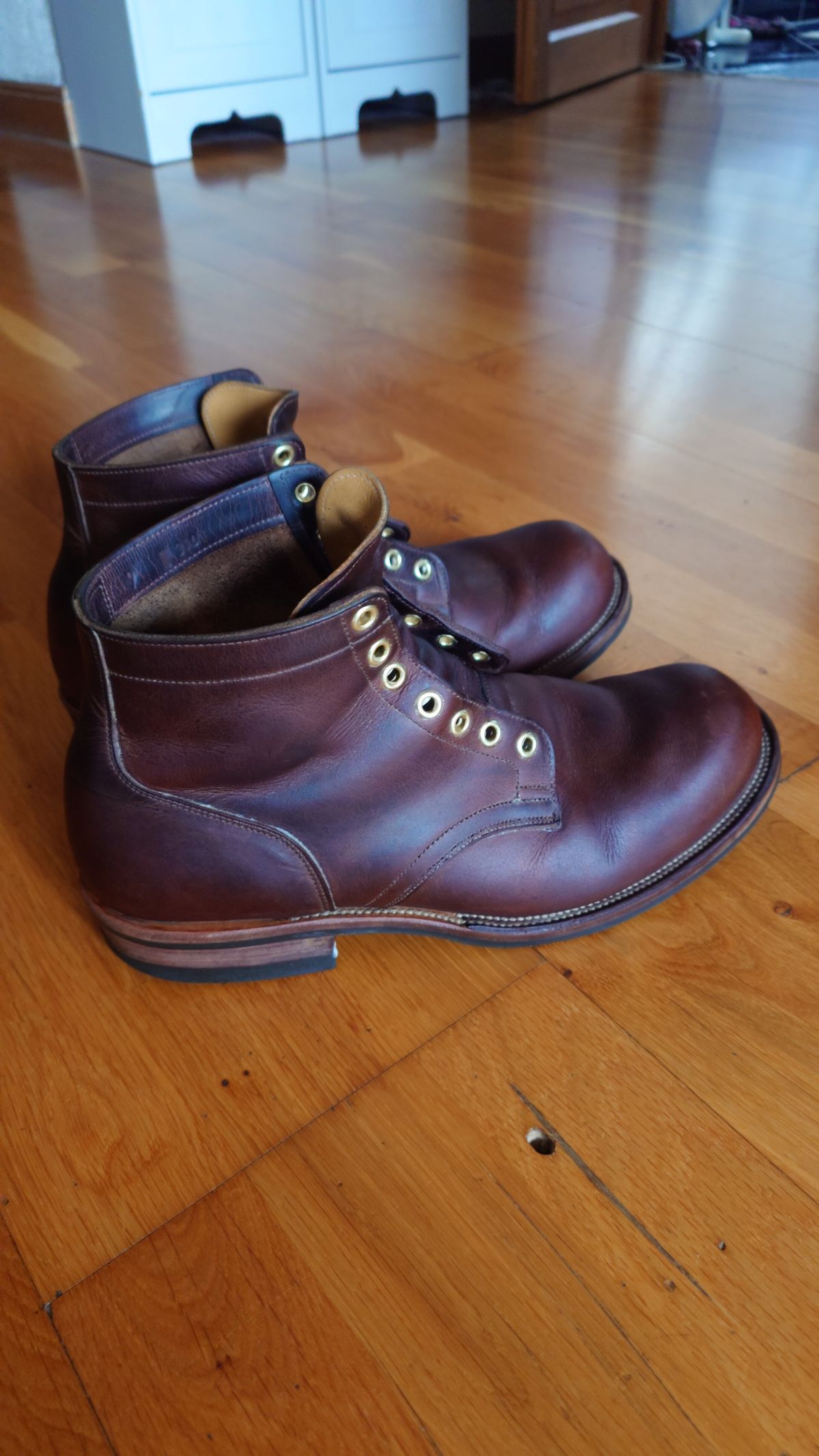 Photo by sowakichi on May 19, 2024 of the Viberg Service Boot in Horween Rowdy Dachshund.