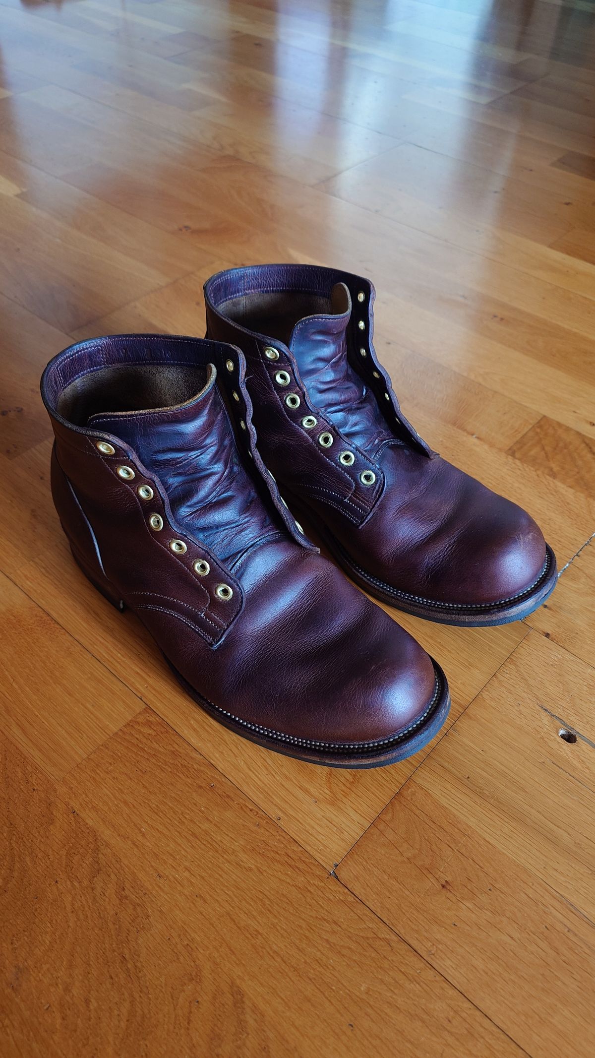 Photo by sowakichi on May 19, 2024 of the Viberg Service Boot in Horween Rowdy Dachshund.