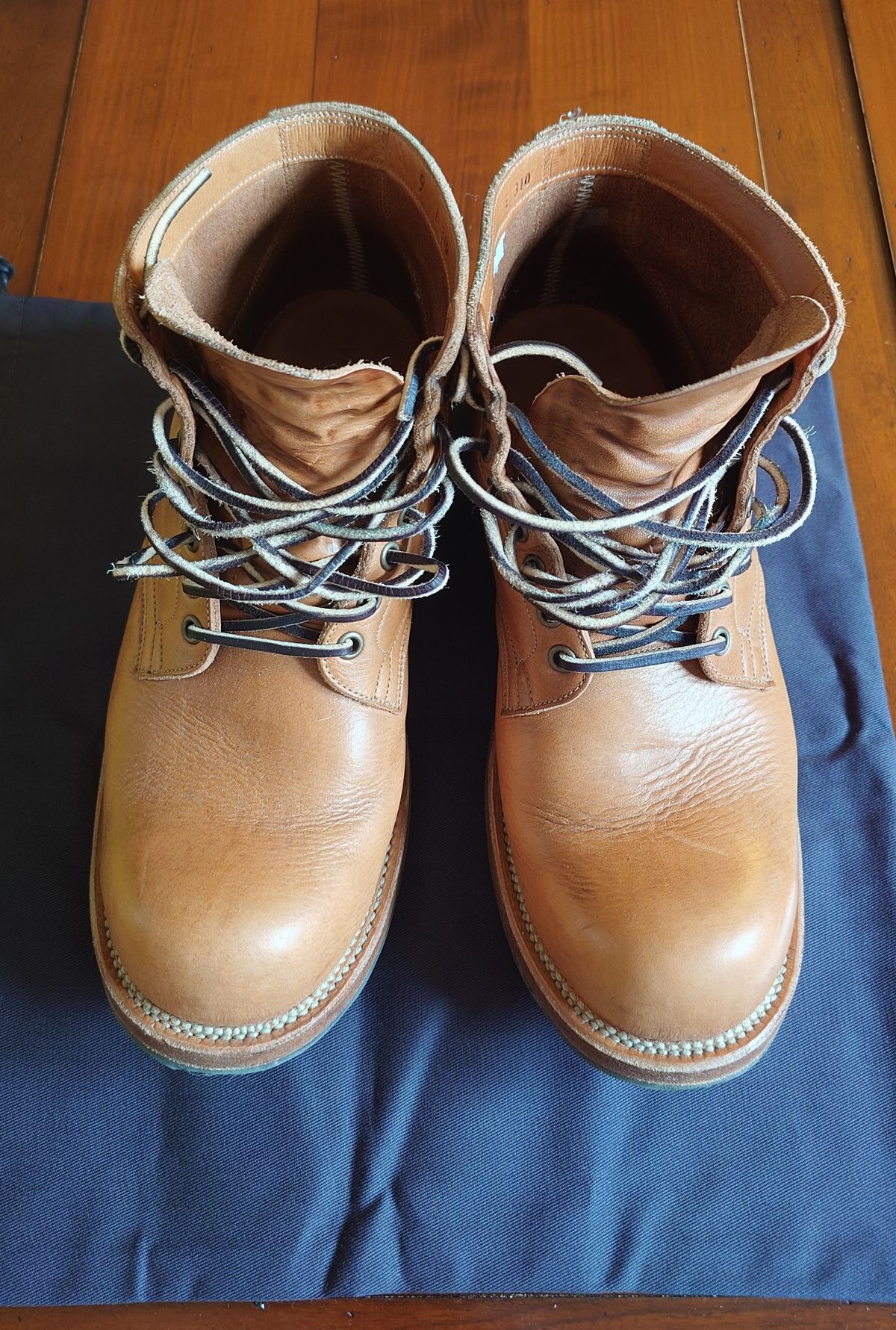 Photo by sowakichi on November 3, 2024 of the Viberg Service Boot in Horween Natural Wooly Chromexcel.