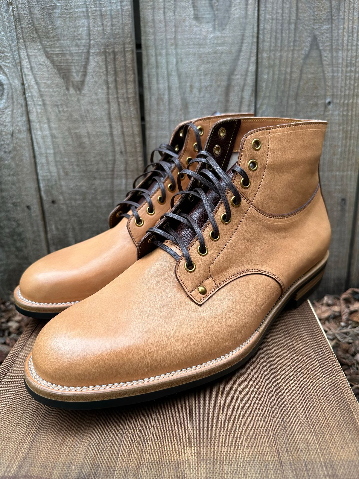 Photo by gv7 on November 1, 2022 of the Iron Boots x Østmo Type 1 in Maryam Natural Horsehide.