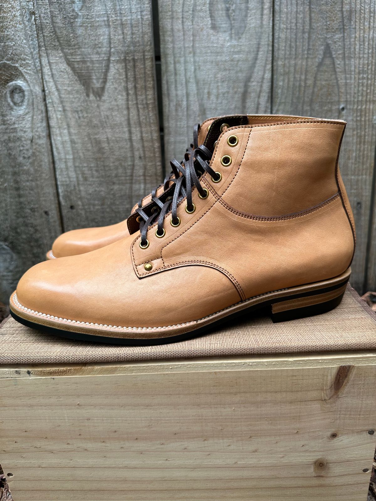 Photo by gv7 on November 1, 2022 of the Iron Boots x Østmo Type 1 in Maryam Natural Horsehide.