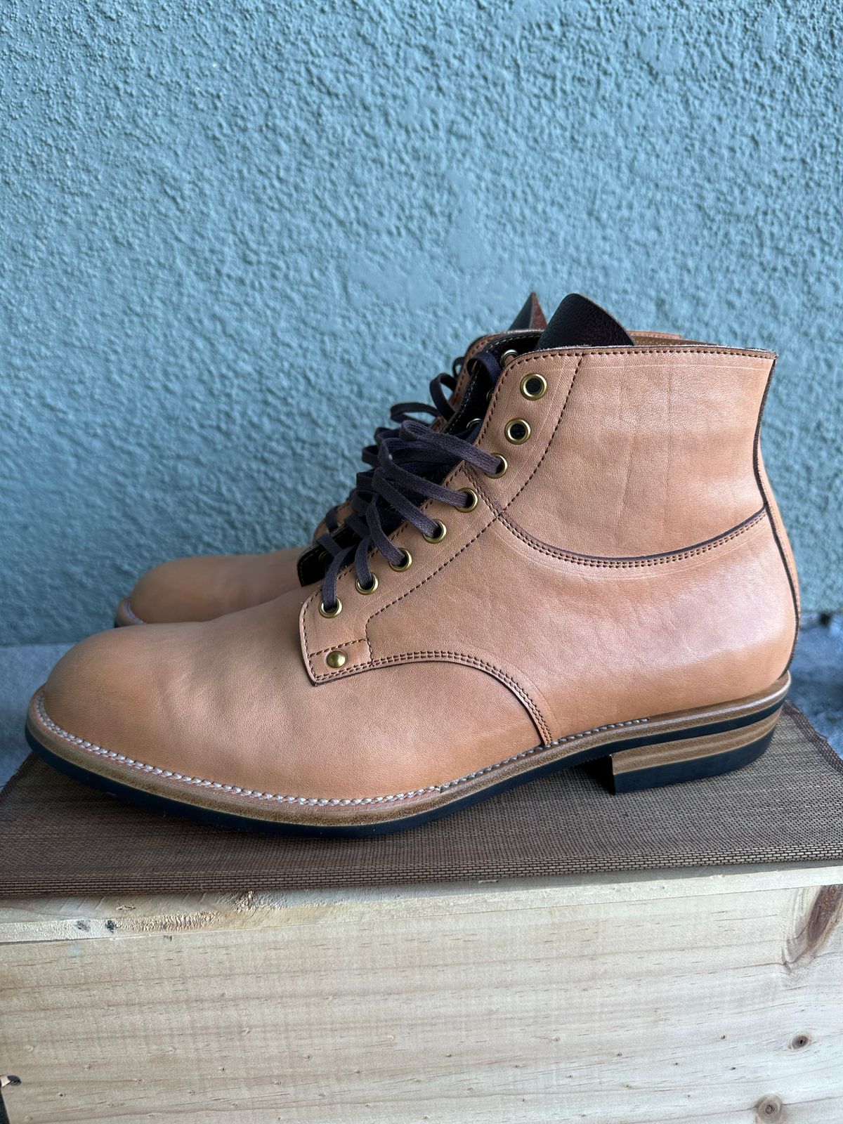 Photo by gv7 on December 4, 2022 of the Iron Boots x Østmo Type 1 in Maryam Natural Horsehide.