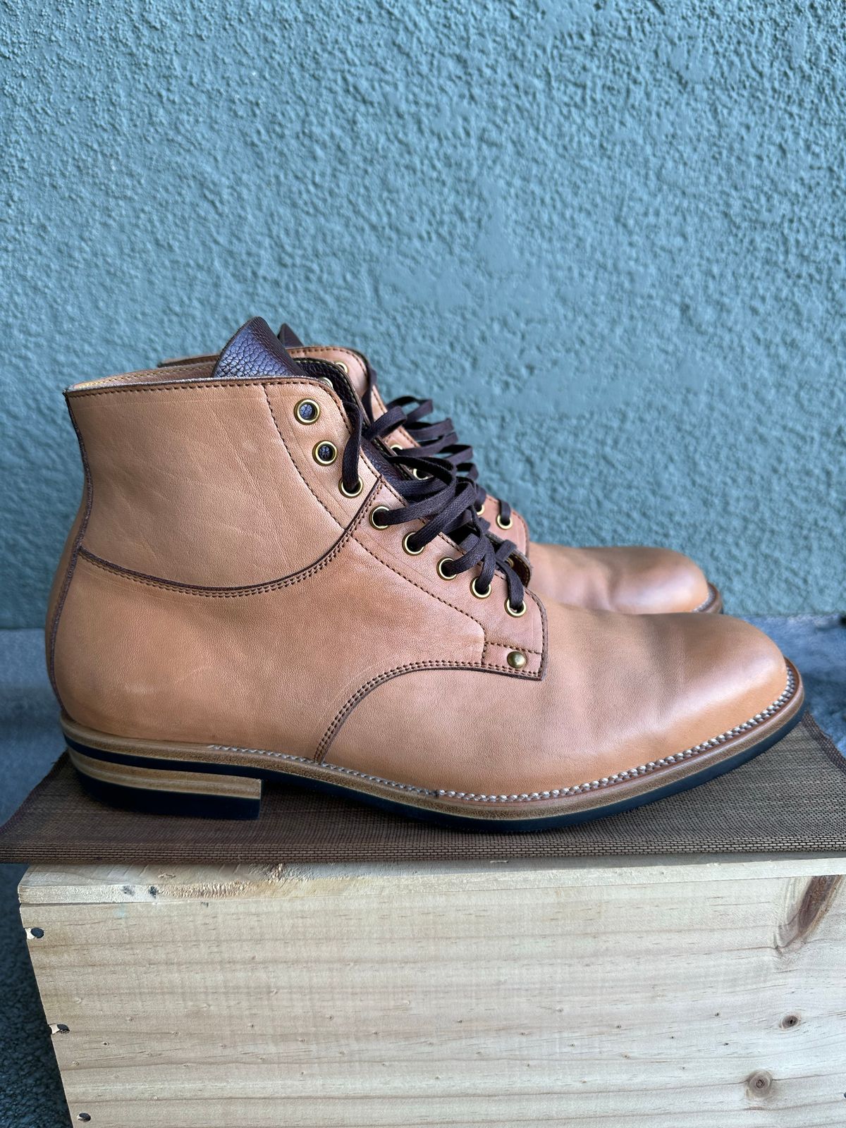 Photo by gv7 on December 4, 2022 of the Iron Boots x Østmo Type 1 in Maryam Natural Horsehide.