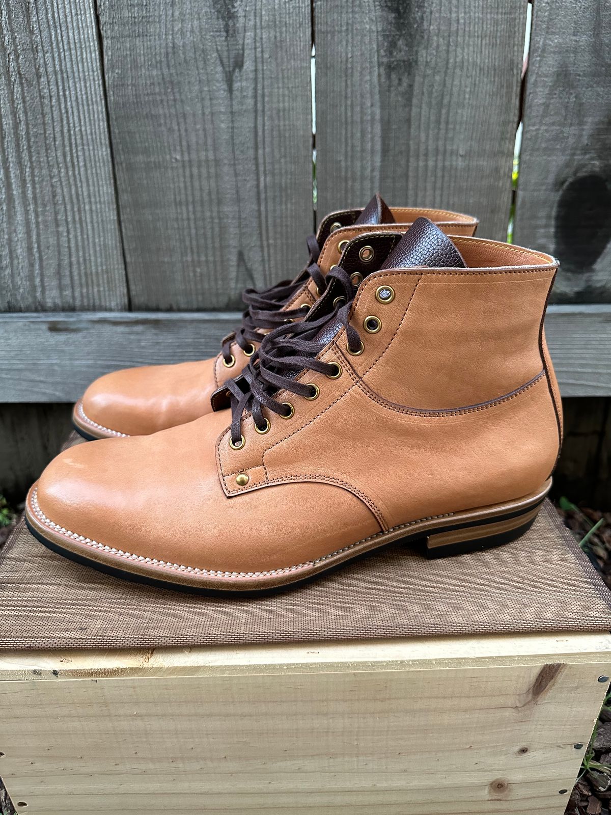 Photo by gv7 on January 2, 2023 of the Iron Boots x Østmo Type 1 in Maryam Natural Horsehide.