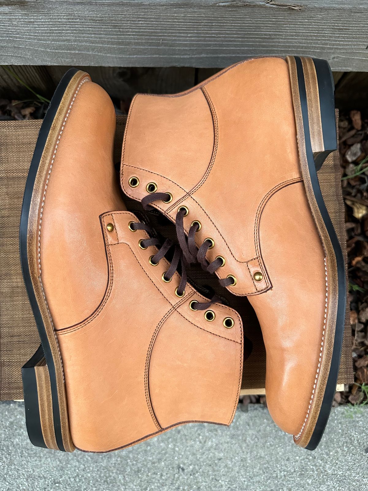 Photo by gv7 on January 2, 2023 of the Iron Boots x Østmo Type 1 in Maryam Natural Horsehide.