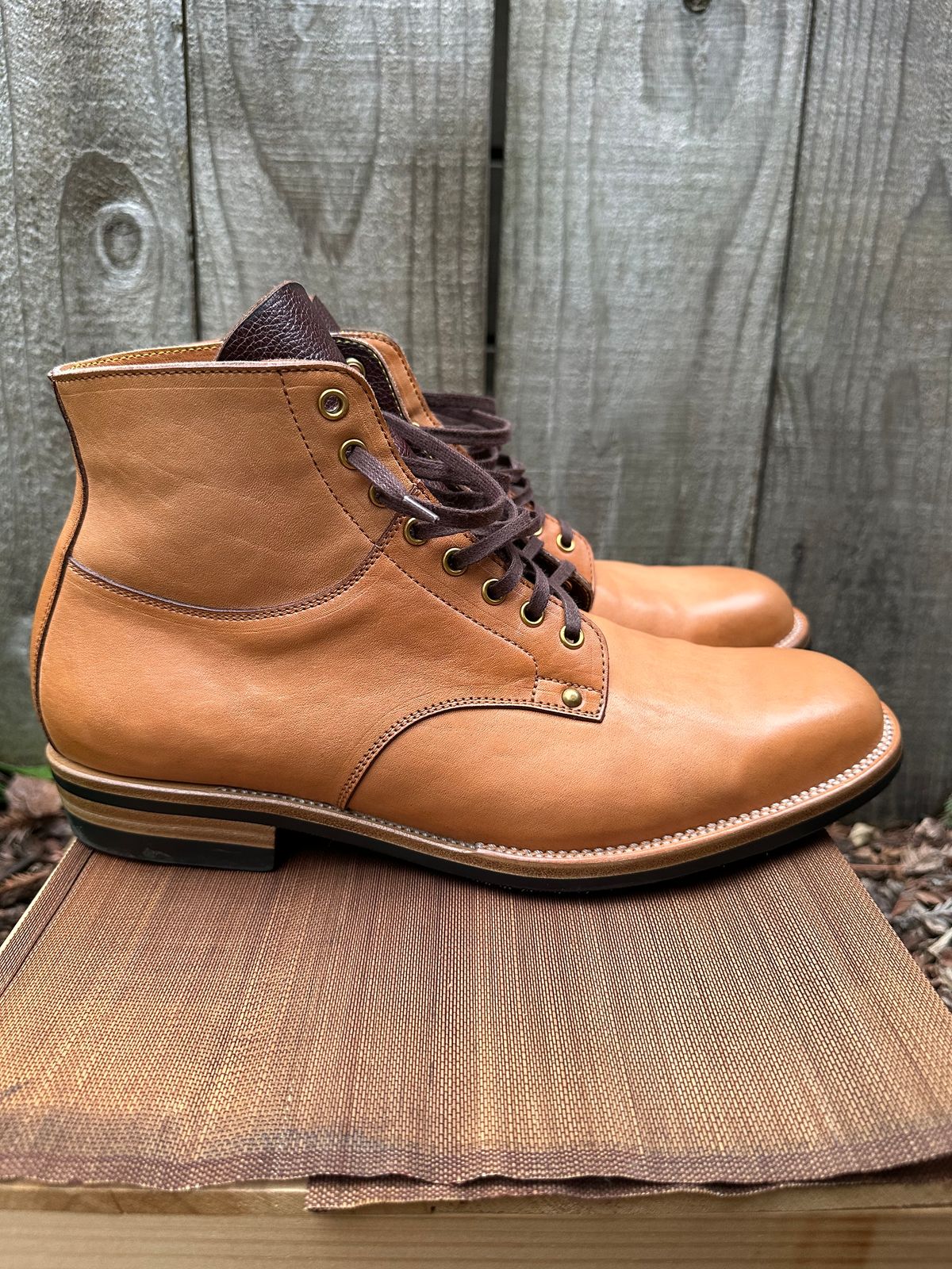 Photo by gv7 on February 1, 2023 of the Iron Boots x Østmo Type 1 in Maryam Natural Horsehide.