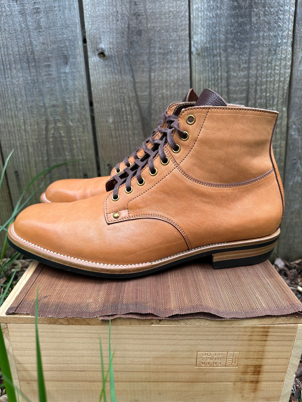 Photo by gv7 on April 2, 2023 of the Iron Boots x Østmo Type 1 in Maryam Natural Horsehide.