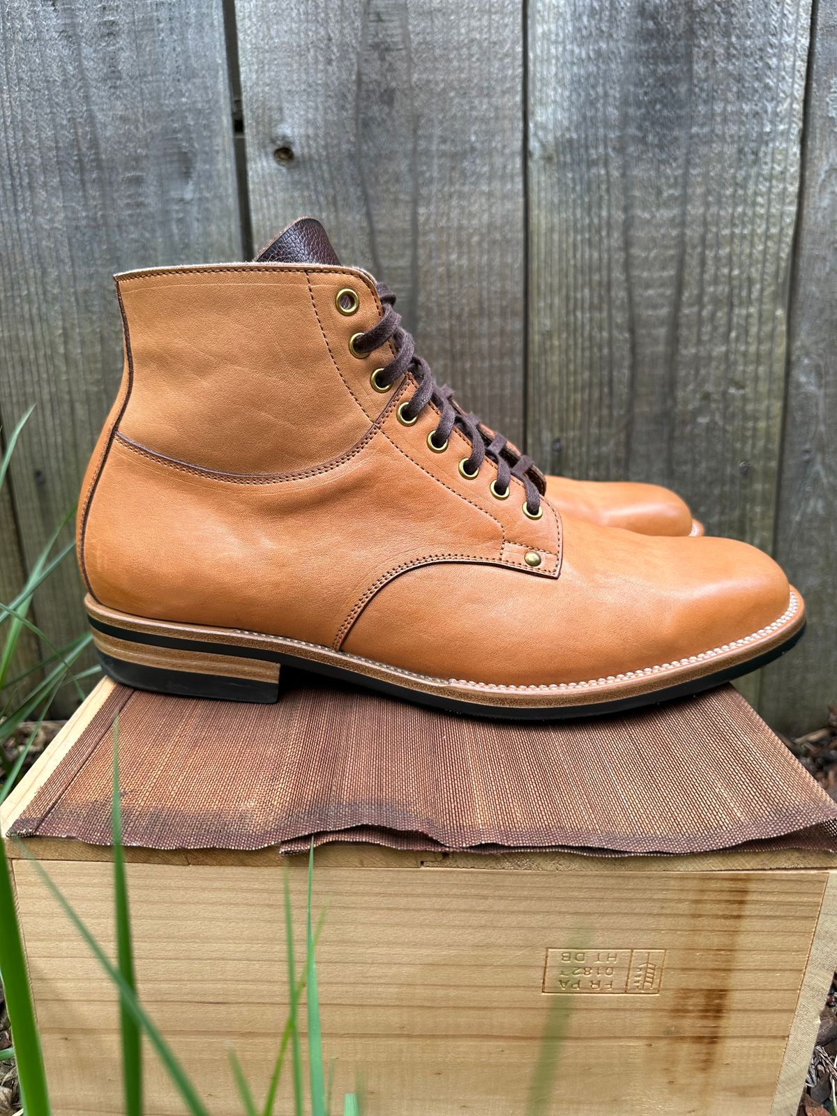 Photo by gv7 on April 2, 2023 of the Iron Boots x Østmo Type 1 in Maryam Natural Horsehide.