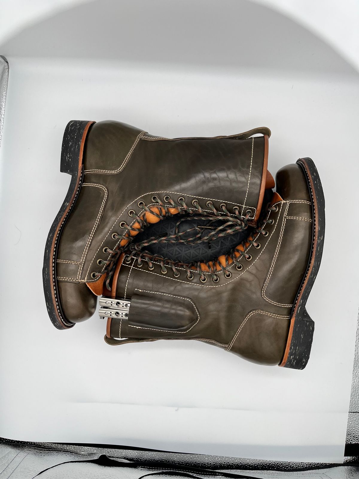Photo by Balisong42 on December 5, 2023 of the Willie's Handmade Boots Pioneer Lace To Toe in Maryam Olive Horsebutt.