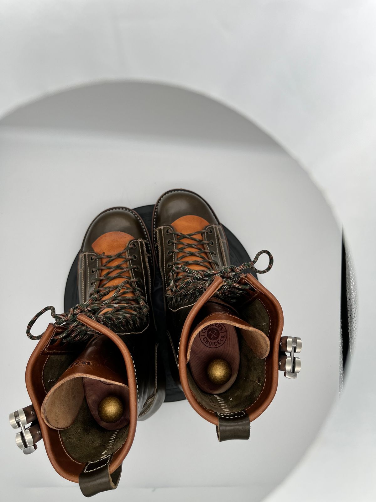 Photo by Balisong42 on December 5, 2023 of the Willie's Handmade Boots Pioneer Lace To Toe in Maryam Olive Horsebutt.
