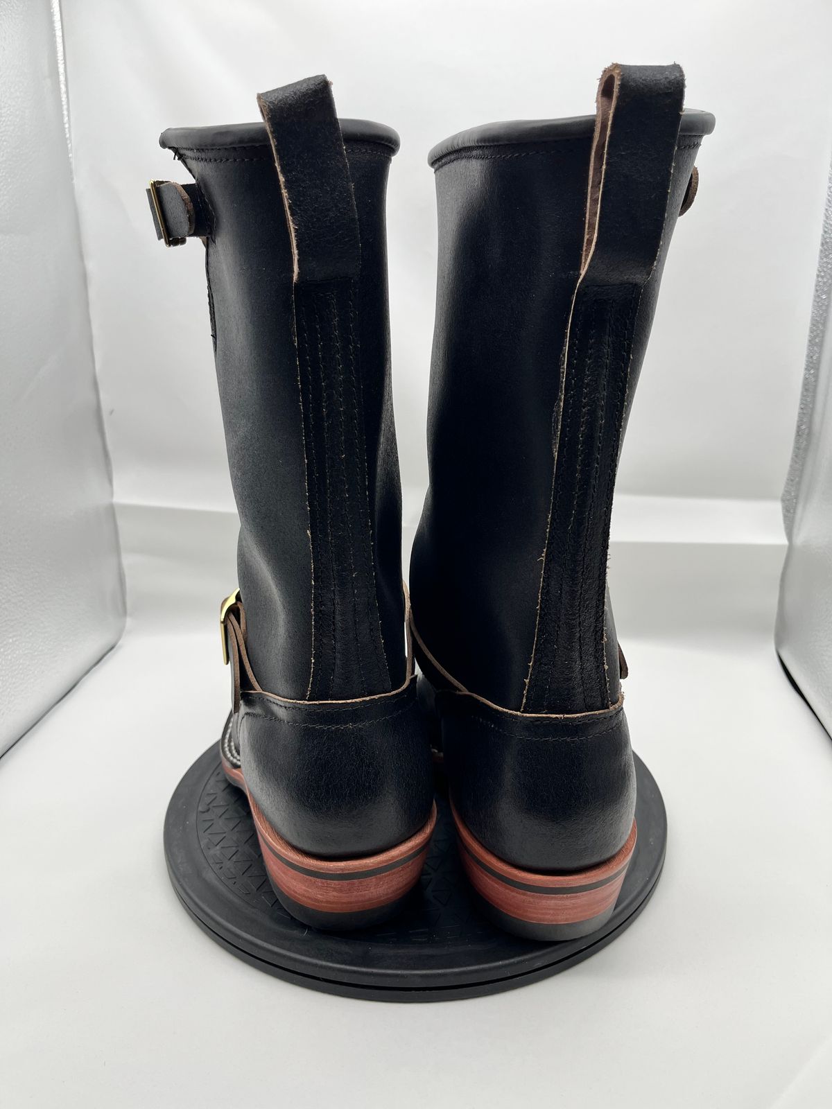 Photo by Balisong42 on October 1, 2025 of the Nicks StationMaster in Horween Black Waxed Flesh.