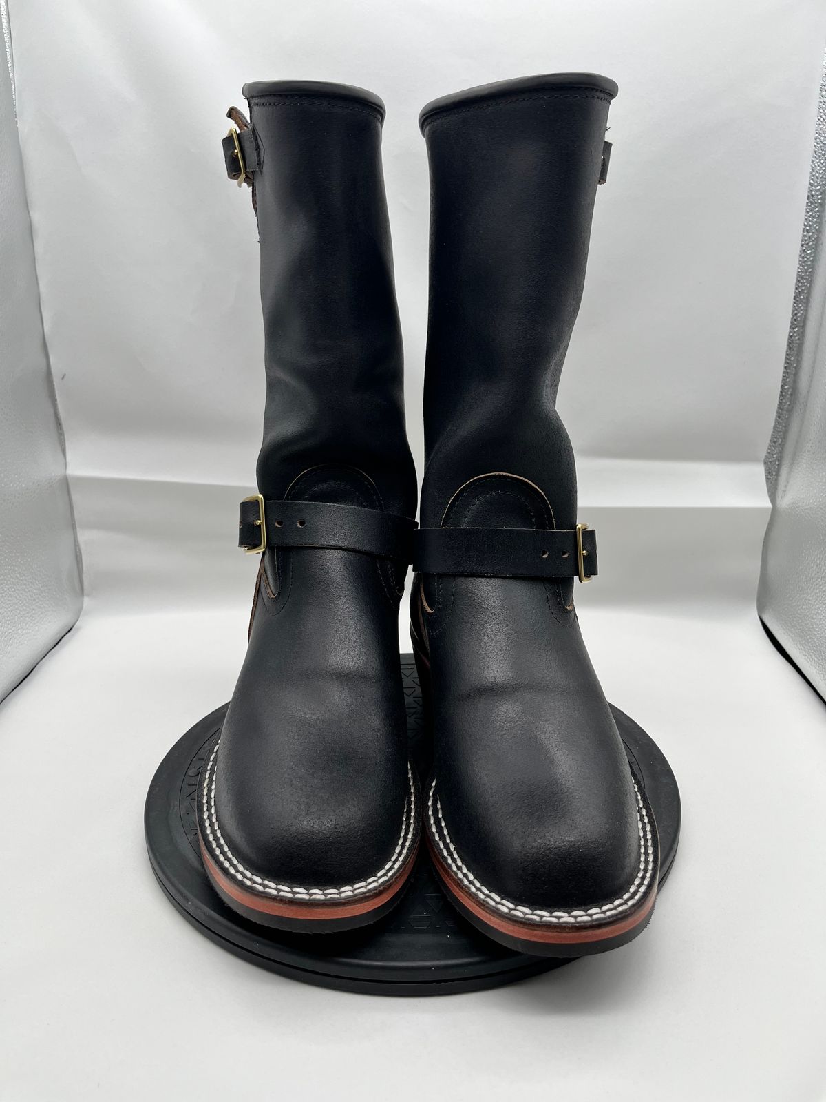 Photo by Balisong42 on October 1, 2025 of the Nicks StationMaster in Horween Black Waxed Flesh.