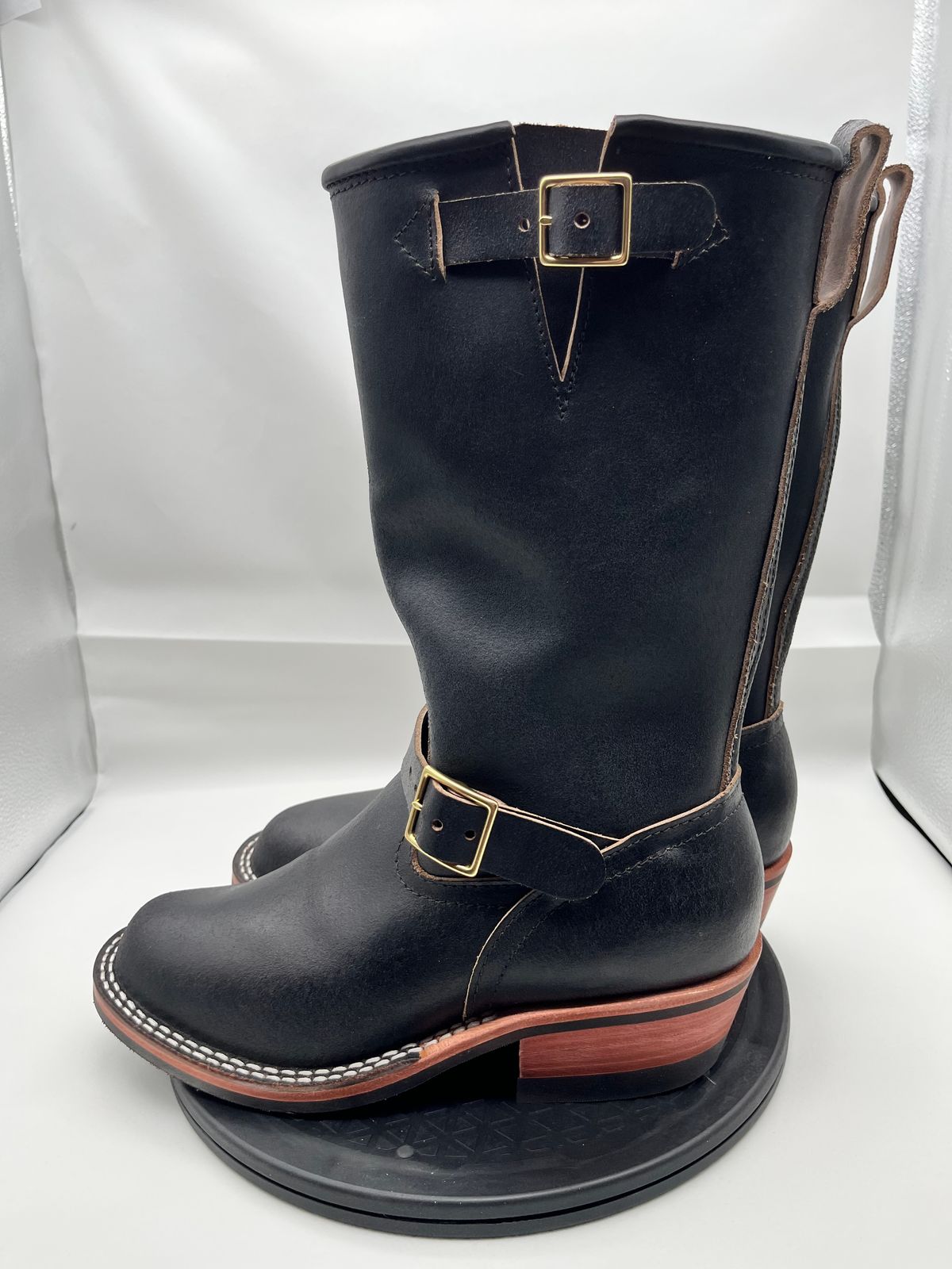 Photo by Balisong42 on October 1, 2025 of the Nicks StationMaster in Horween Black Waxed Flesh.