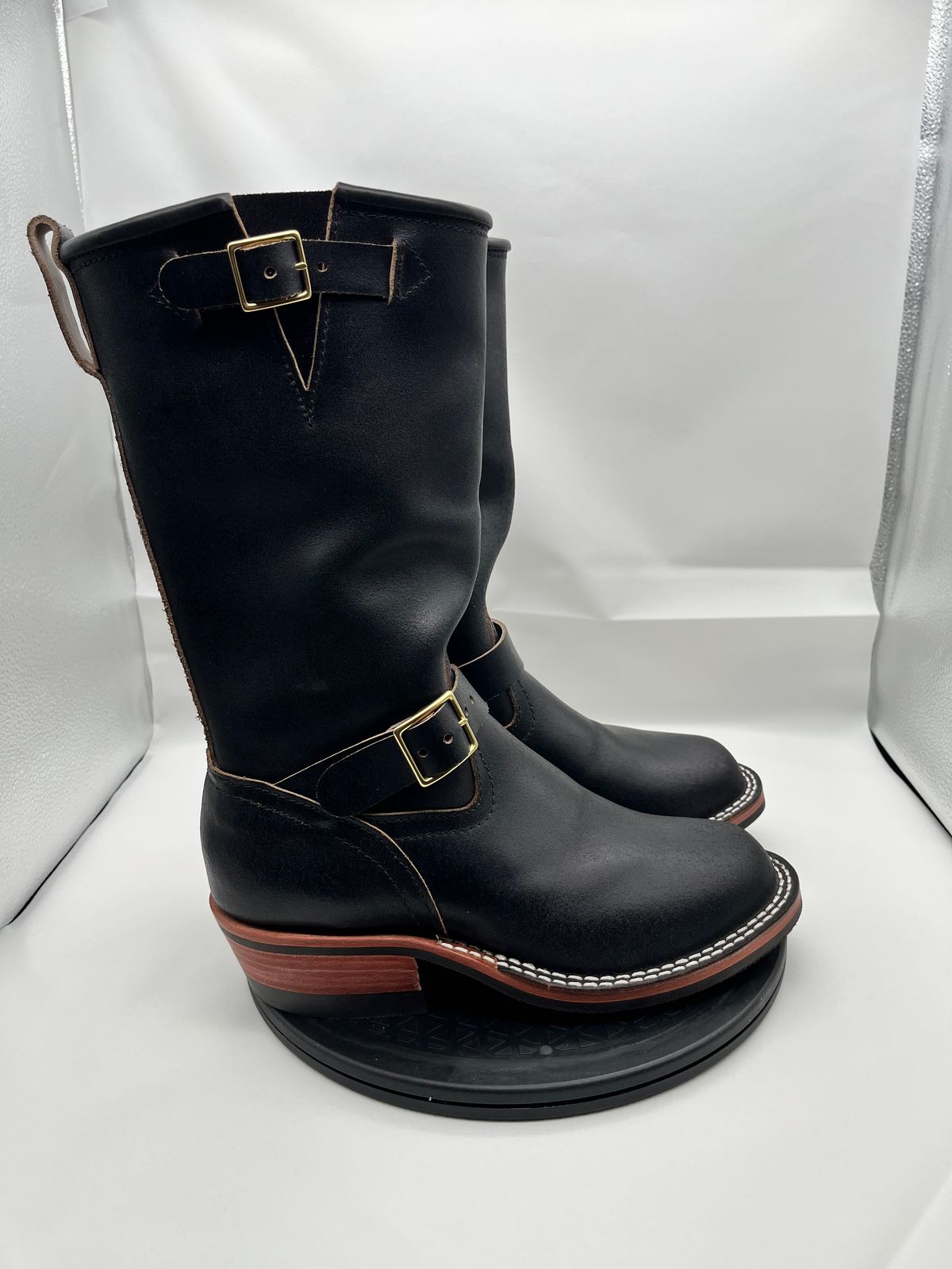 Photo by Balisong42 on October 1, 2025 of the Nicks StationMaster in Horween Black Waxed Flesh.