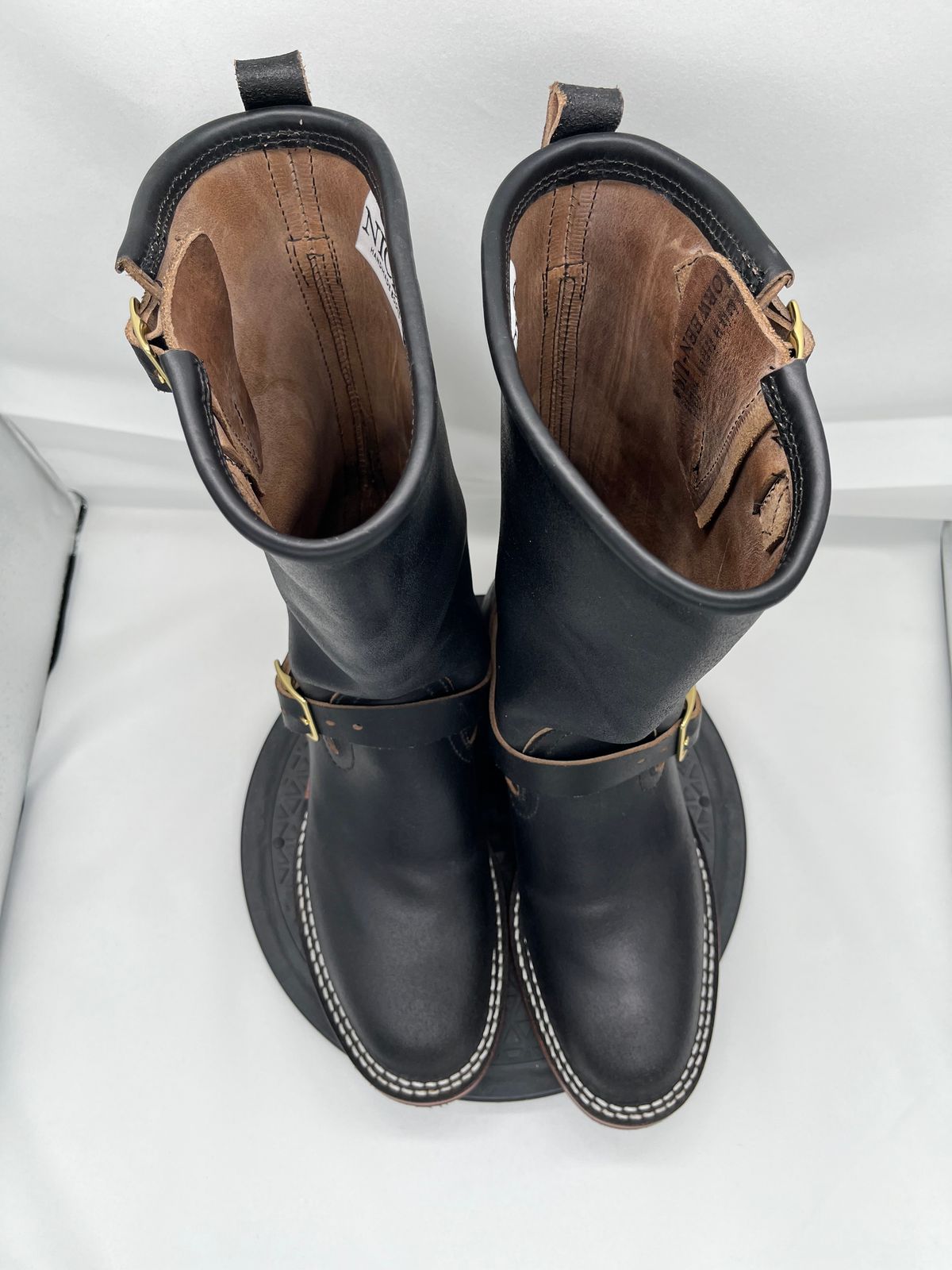 Photo by Balisong42 on October 1, 2025 of the Nicks StationMaster in Horween Black Waxed Flesh.