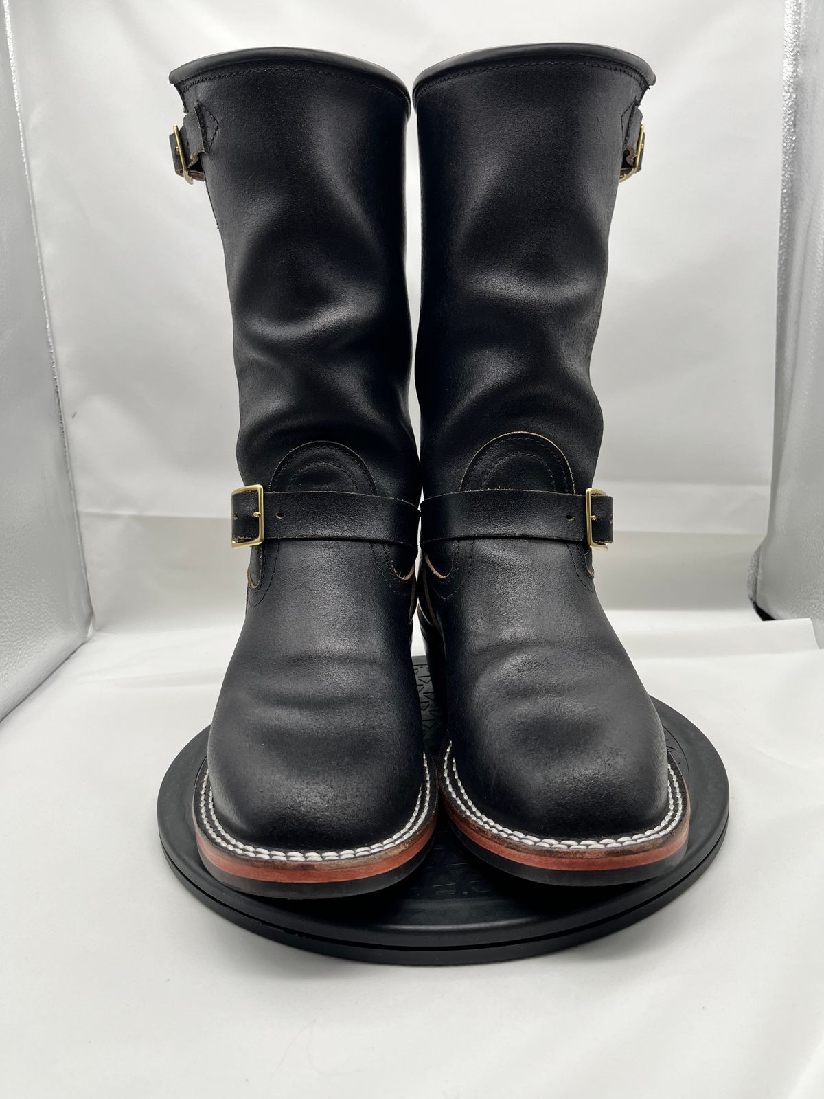 Photo by Balisong42 on November 6, 2025 of the Nicks StationMaster in Horween Black Waxed Flesh.