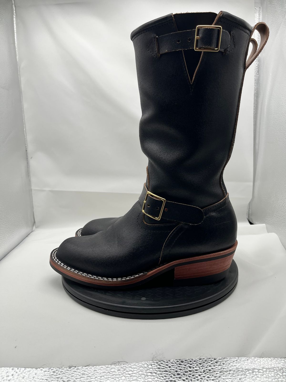 Photo by Balisong42 on November 6, 2025 of the Nicks StationMaster in Horween Black Waxed Flesh.