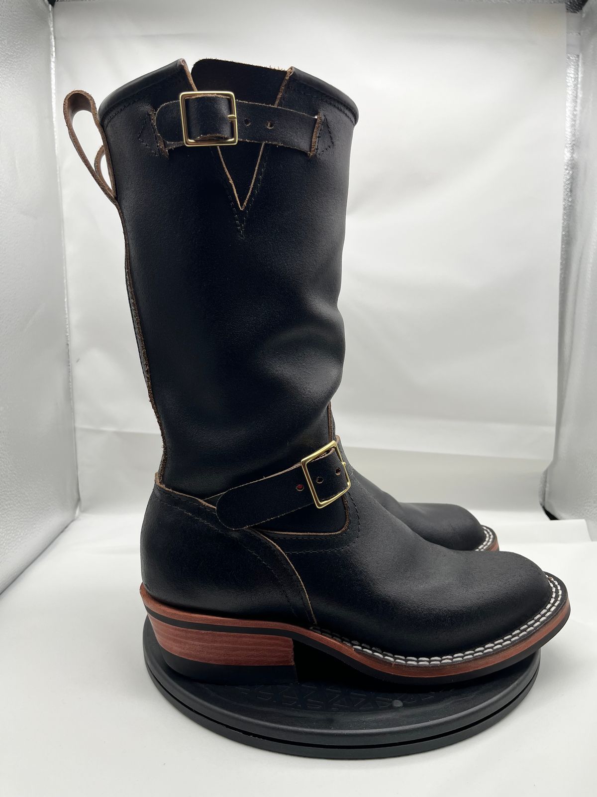 Photo by Balisong42 on November 6, 2025 of the Nicks StationMaster in Horween Black Waxed Flesh.