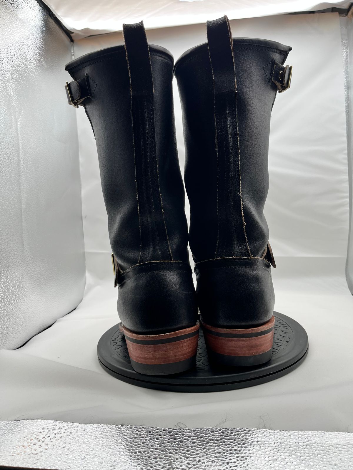 Photo by Balisong42 on December 5, 2025 of the Nicks StationMaster in Horween Black Waxed Flesh.