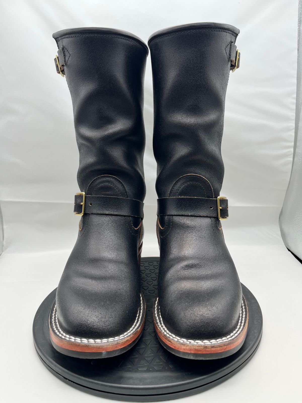 Photo by Balisong42 on December 5, 2025 of the Nicks StationMaster in Horween Black Waxed Flesh.