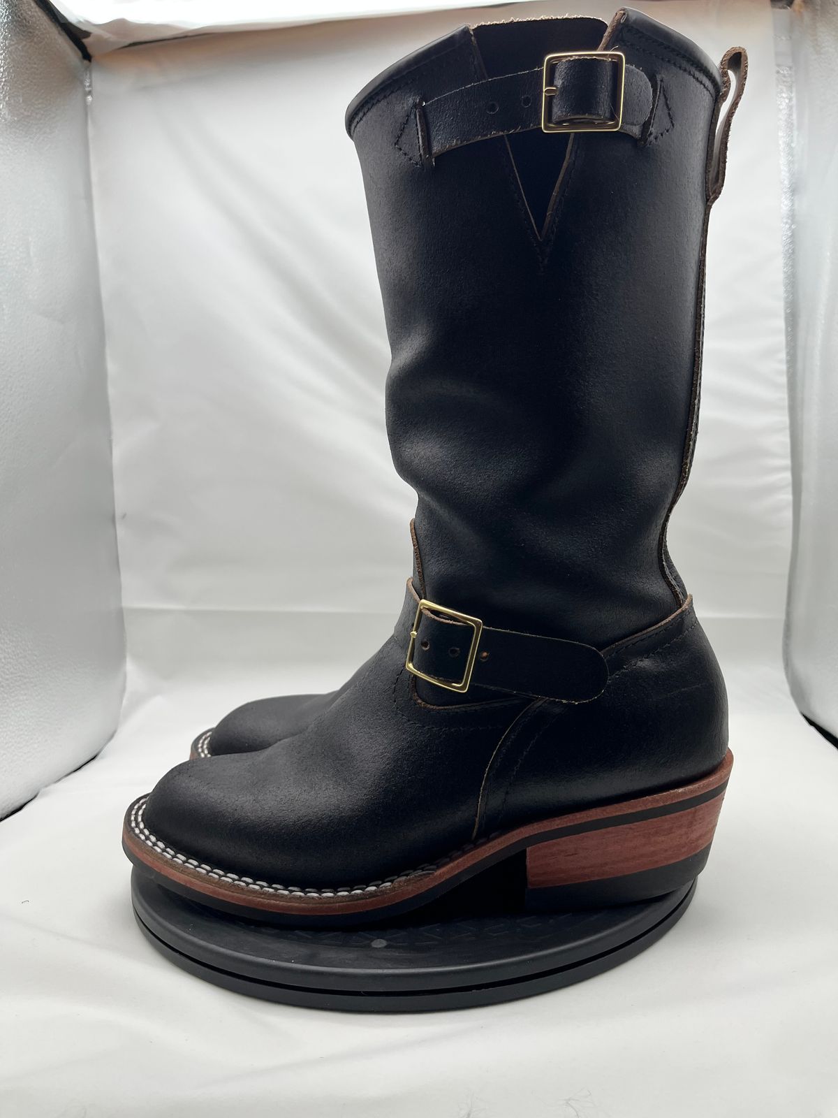 Photo by Balisong42 on December 5, 2025 of the Nicks StationMaster in Horween Black Waxed Flesh.