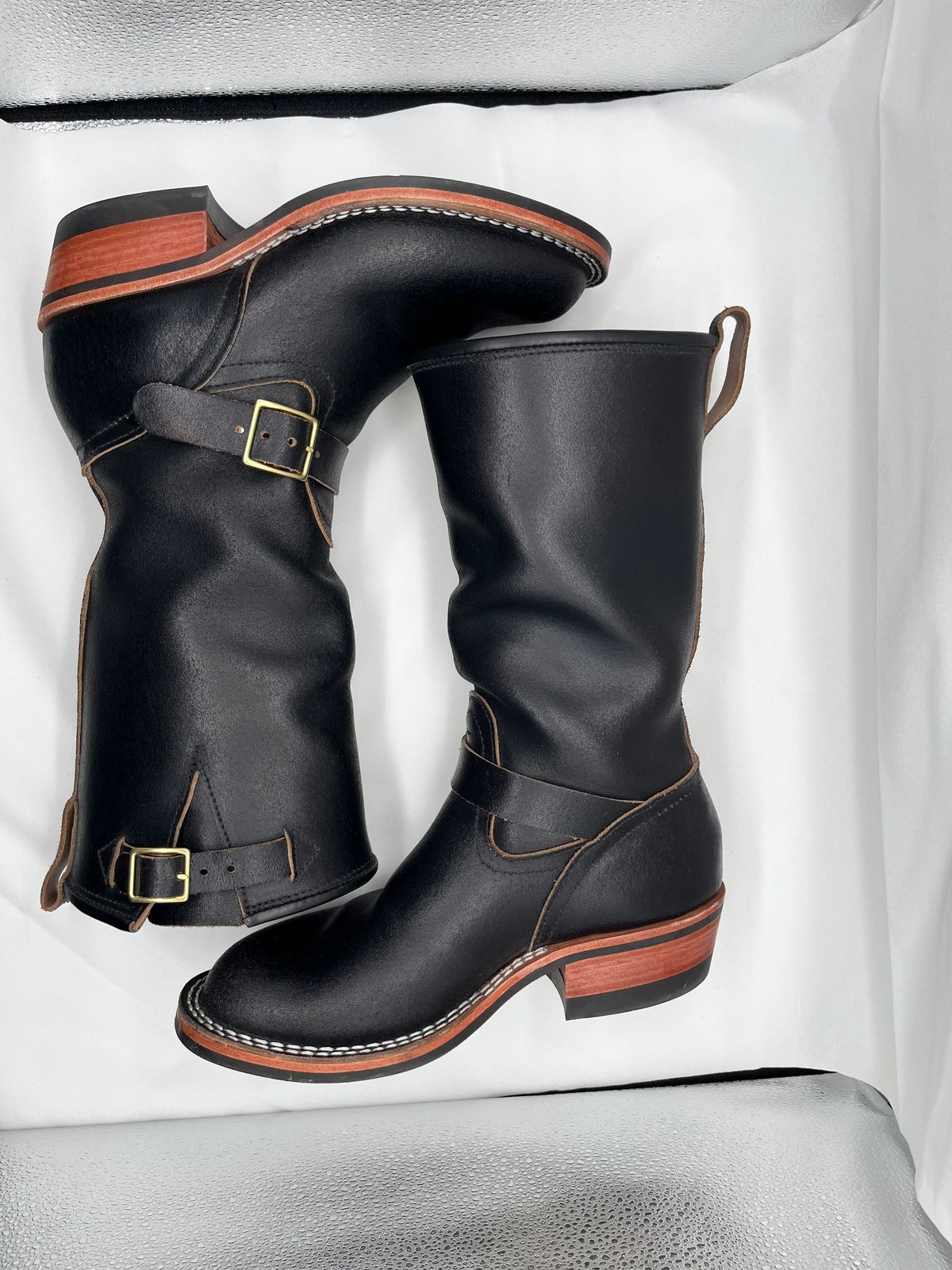 Photo by Balisong42 on December 5, 2025 of the Nicks StationMaster in Horween Black Waxed Flesh.