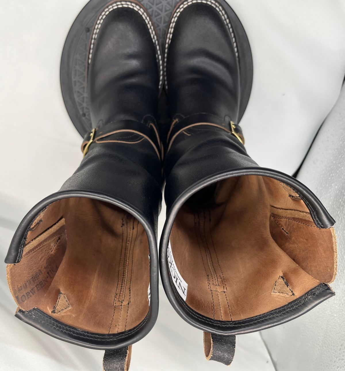 Photo by Balisong42 on December 5, 2025 of the Nicks StationMaster in Horween Black Waxed Flesh.