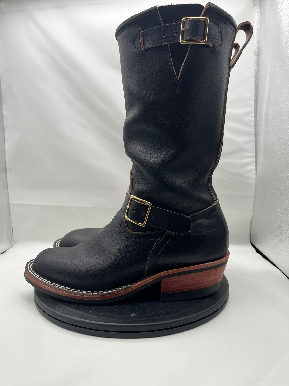 Photo by Balisong42 on January 5, 2026 of the Nicks StationMaster in Horween Black Waxed Flesh.