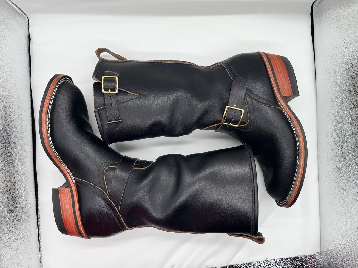 Photo by Balisong42 on January 5, 2026 of the Nicks StationMaster in Horween Black Waxed Flesh.