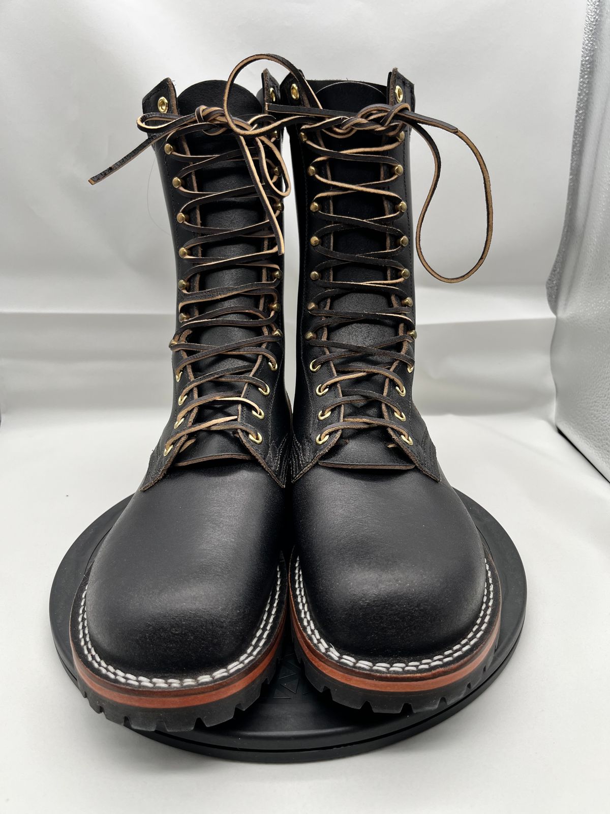 Photo by Balisong42 on October 1, 2025 of the Nicks Strider Zero Drop in Horween Black Waxed Flesh.