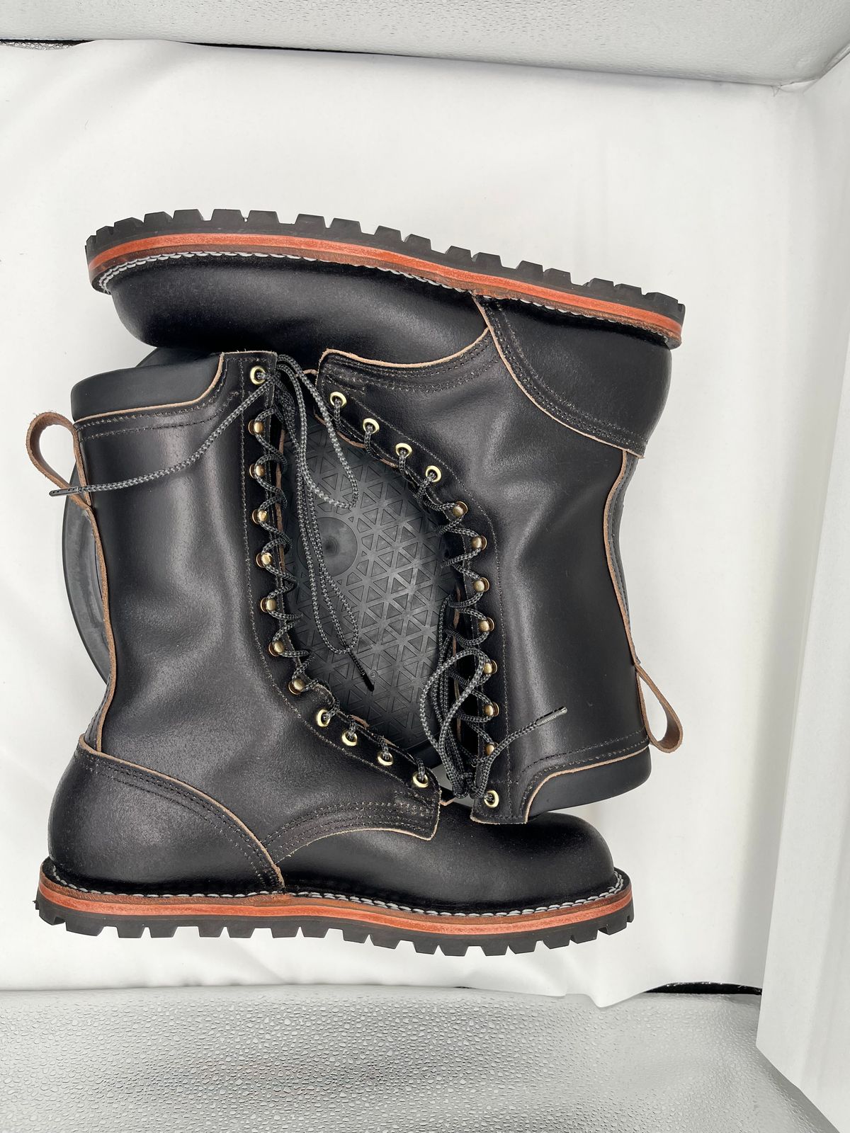 Photo by Balisong42 on November 6, 2025 of the Nicks Strider Zero Drop in Horween Black Waxed Flesh.