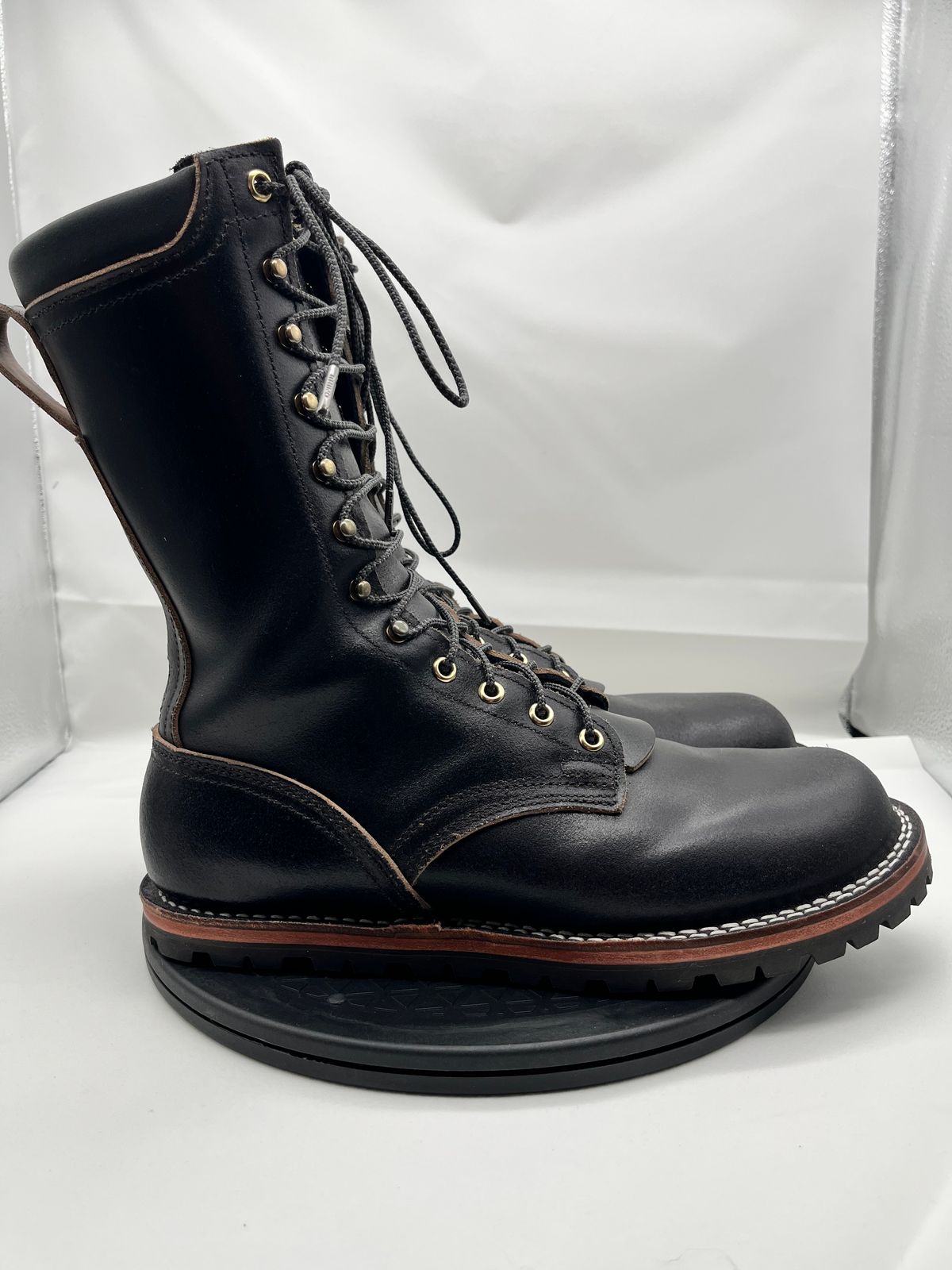 Photo by Balisong42 on November 6, 2025 of the Nicks Strider Zero Drop in Horween Black Waxed Flesh.