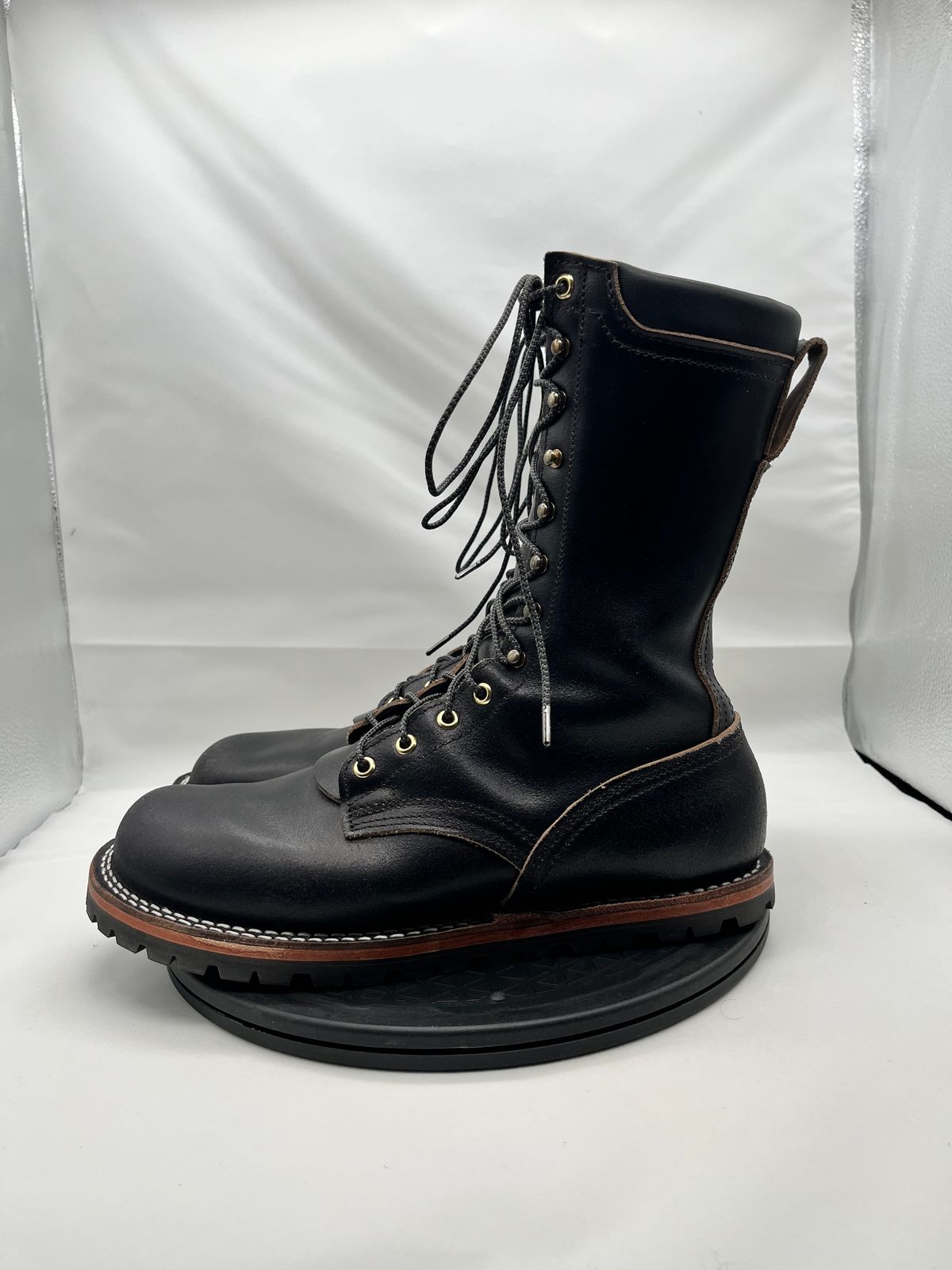 Photo by Balisong42 on December 5, 2025 of the Nicks Strider Zero Drop in Horween Black Waxed Flesh.