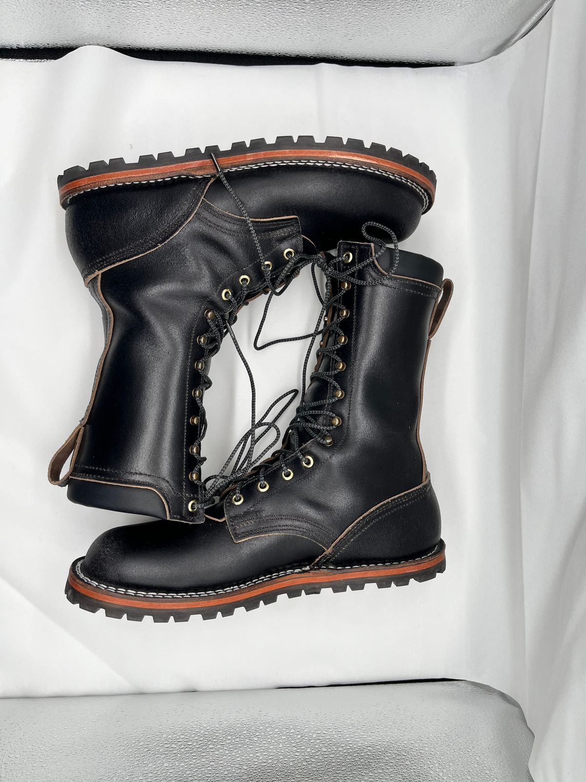 Photo by Balisong42 on December 5, 2025 of the Nicks Strider Zero Drop in Horween Black Waxed Flesh.